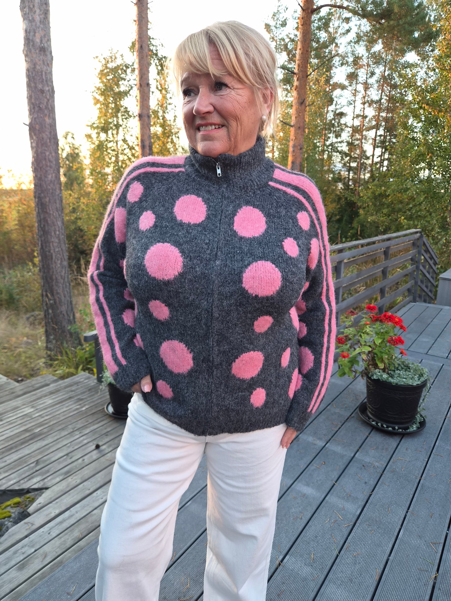 Pallollinen neulejakku  (4 väriä)