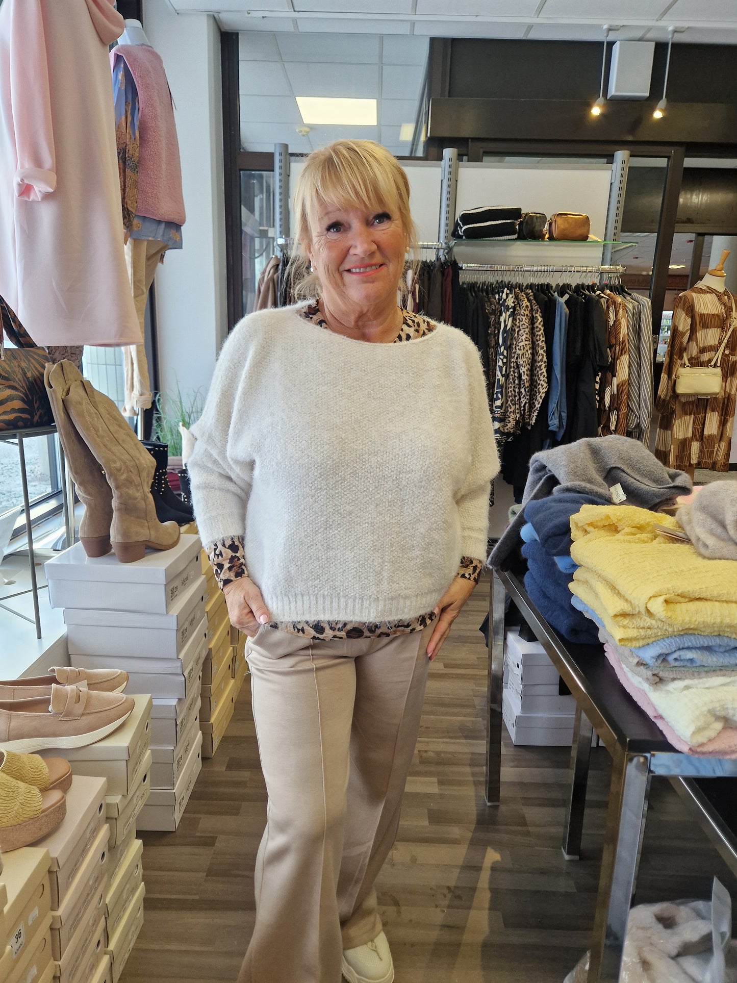 Pörröneule vaalea beige