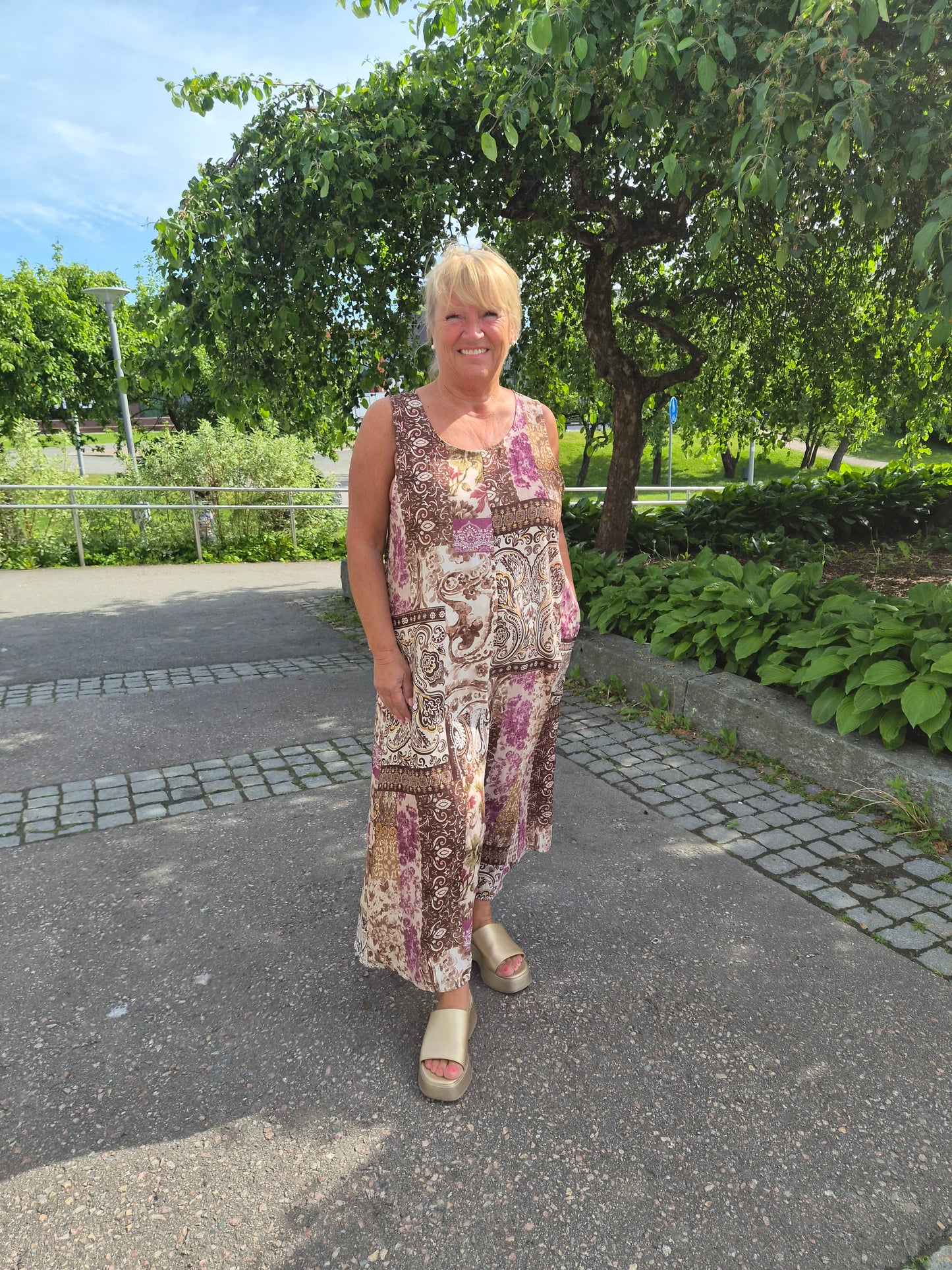 Hihaton kuosillinen mekko liila
