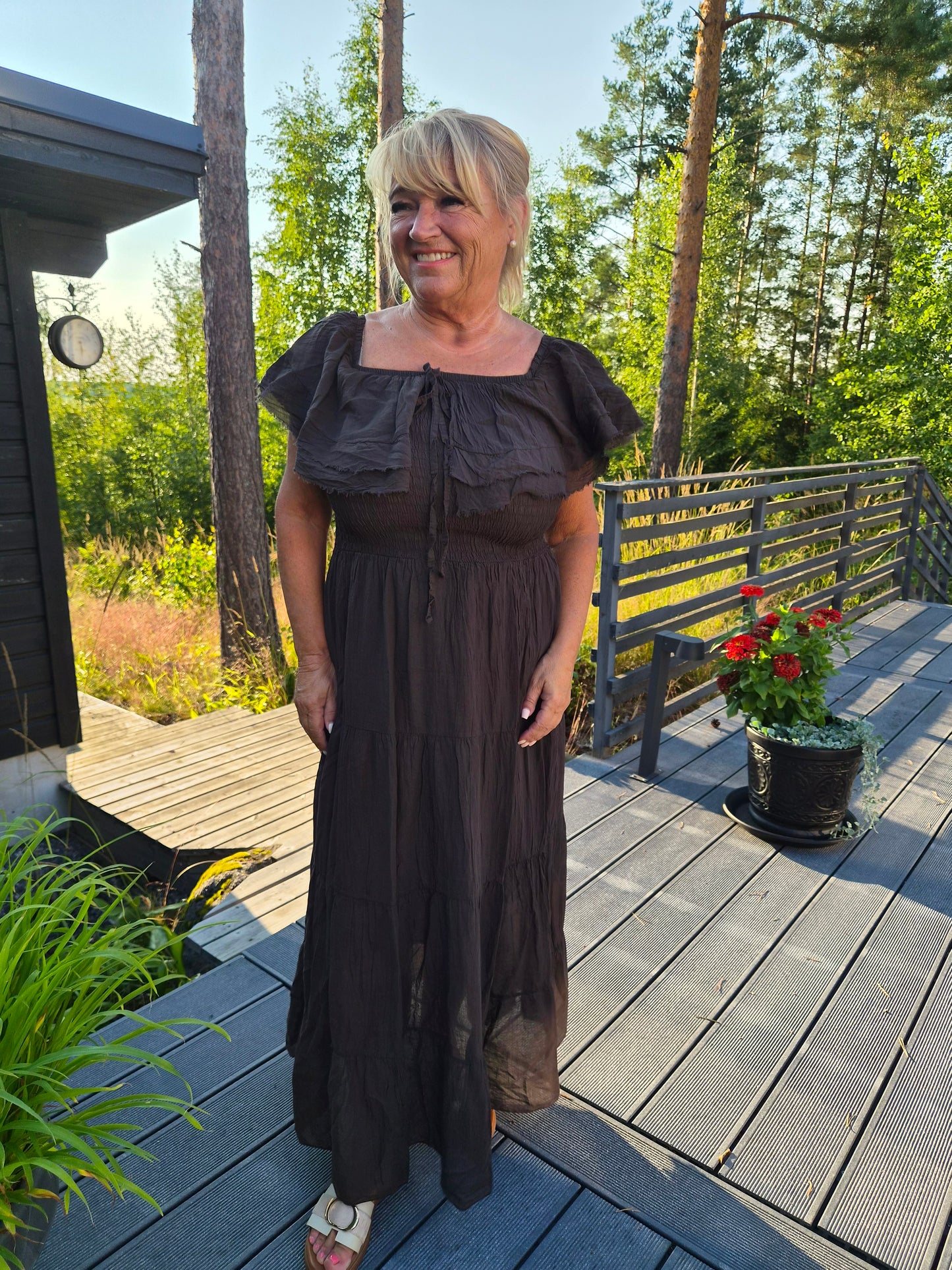 Puuvillamekko röyhelökaulus  tumma ruskea