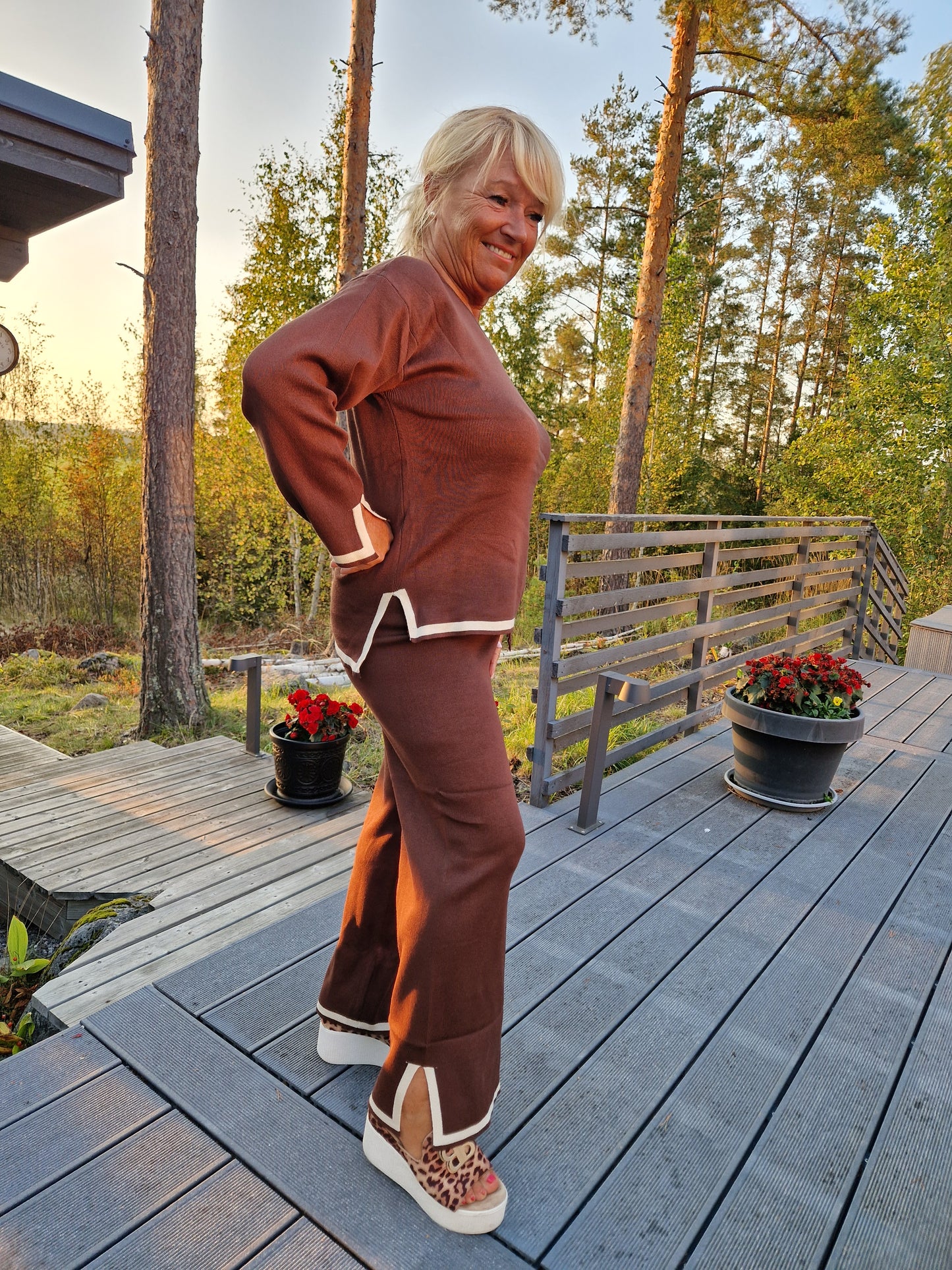 Neulepusero ja housut ruskea