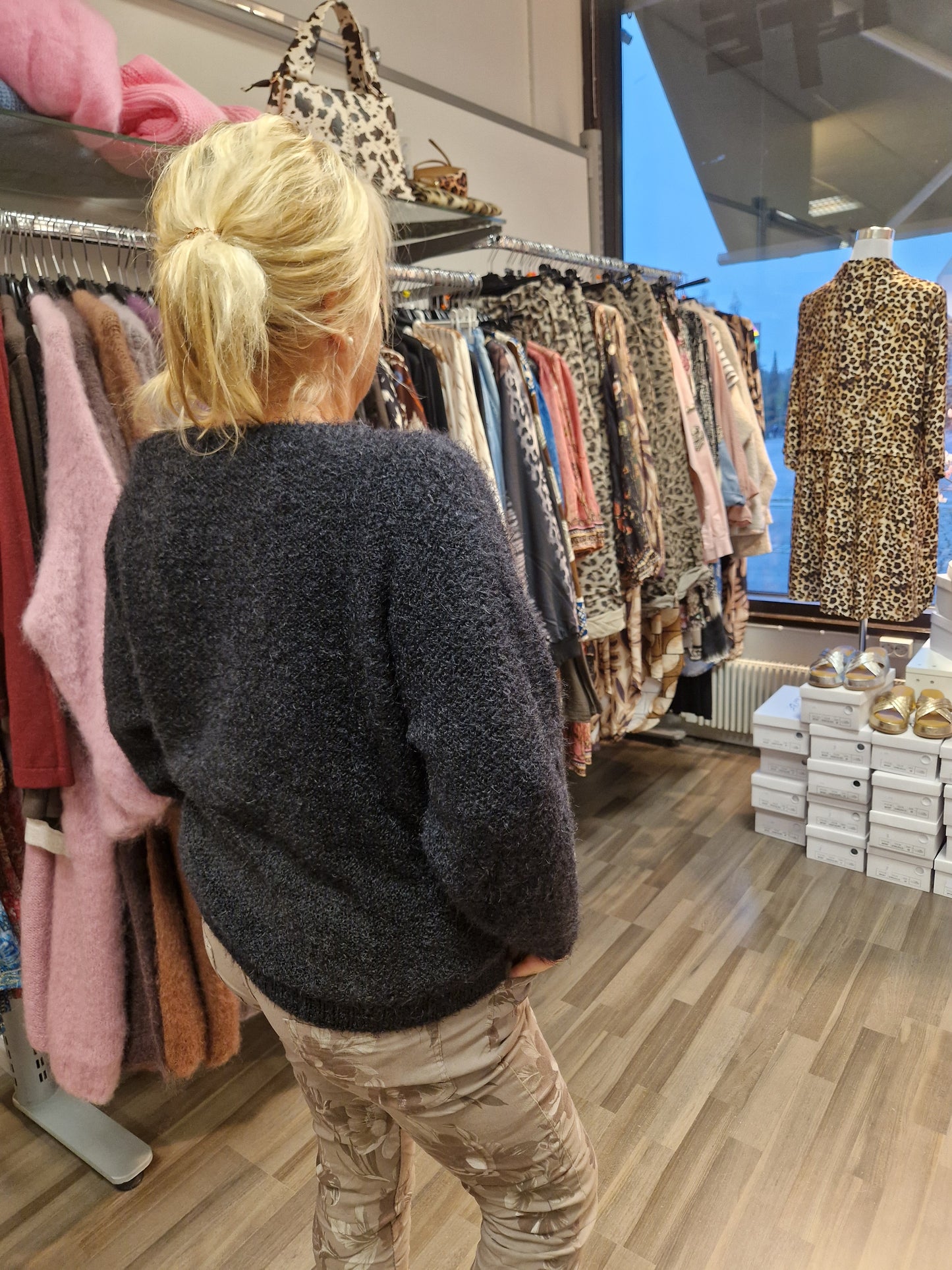 Pörröneule Anouk  musta