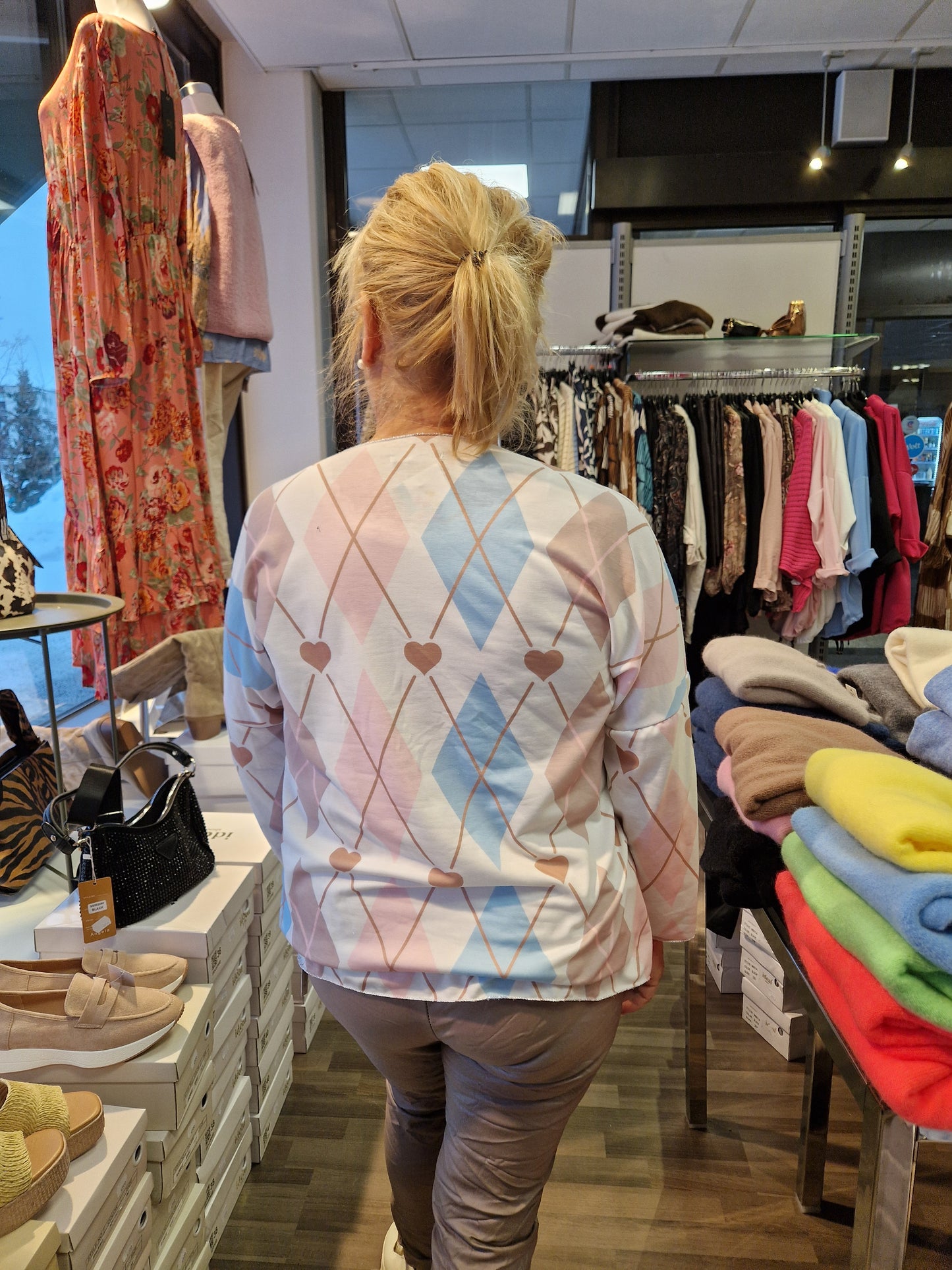 Keväinen ruutupusero siniroosa