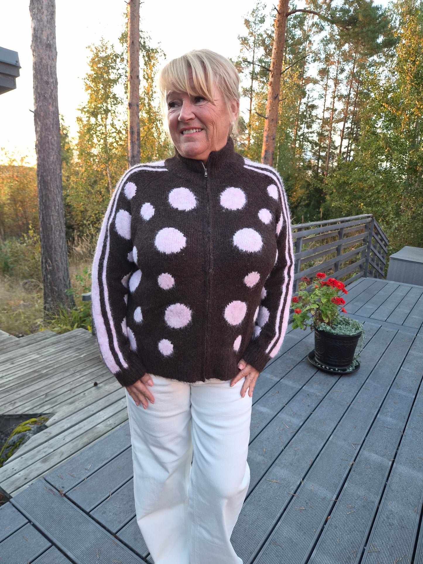 Pallollinen neulejakku  (4 väriä)