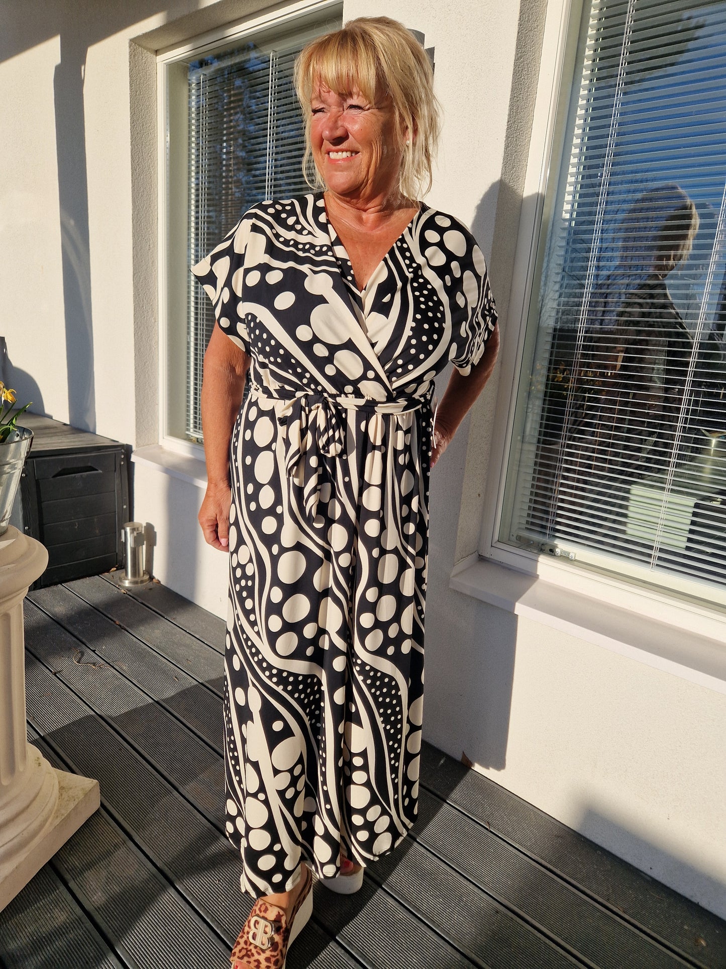 Joustava mekko mustapallo