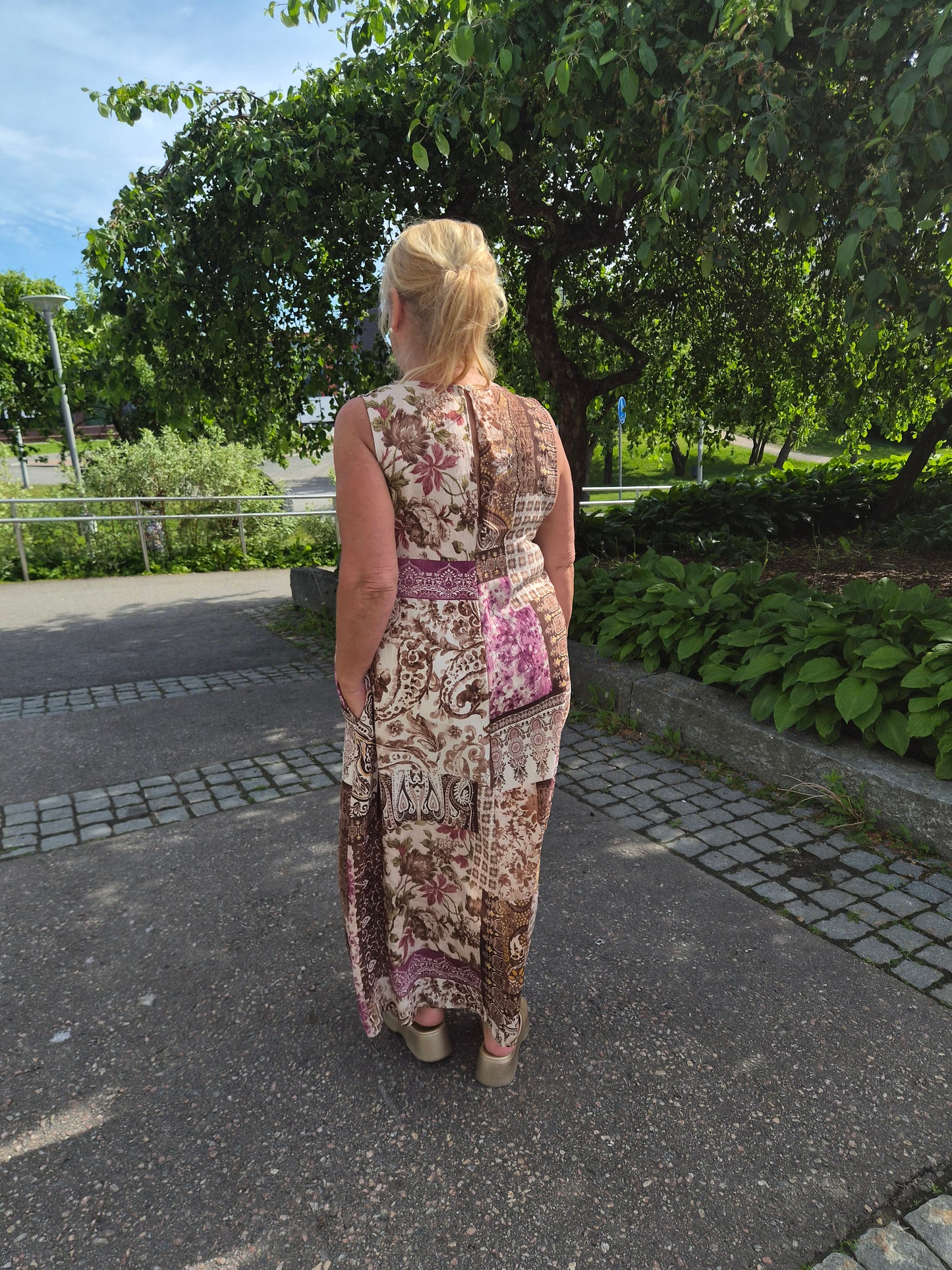Hihaton kuosillinen mekko liila