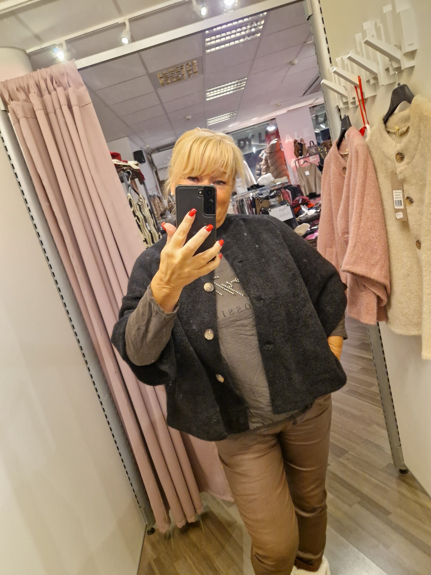 Viittatyylinen jakku musta