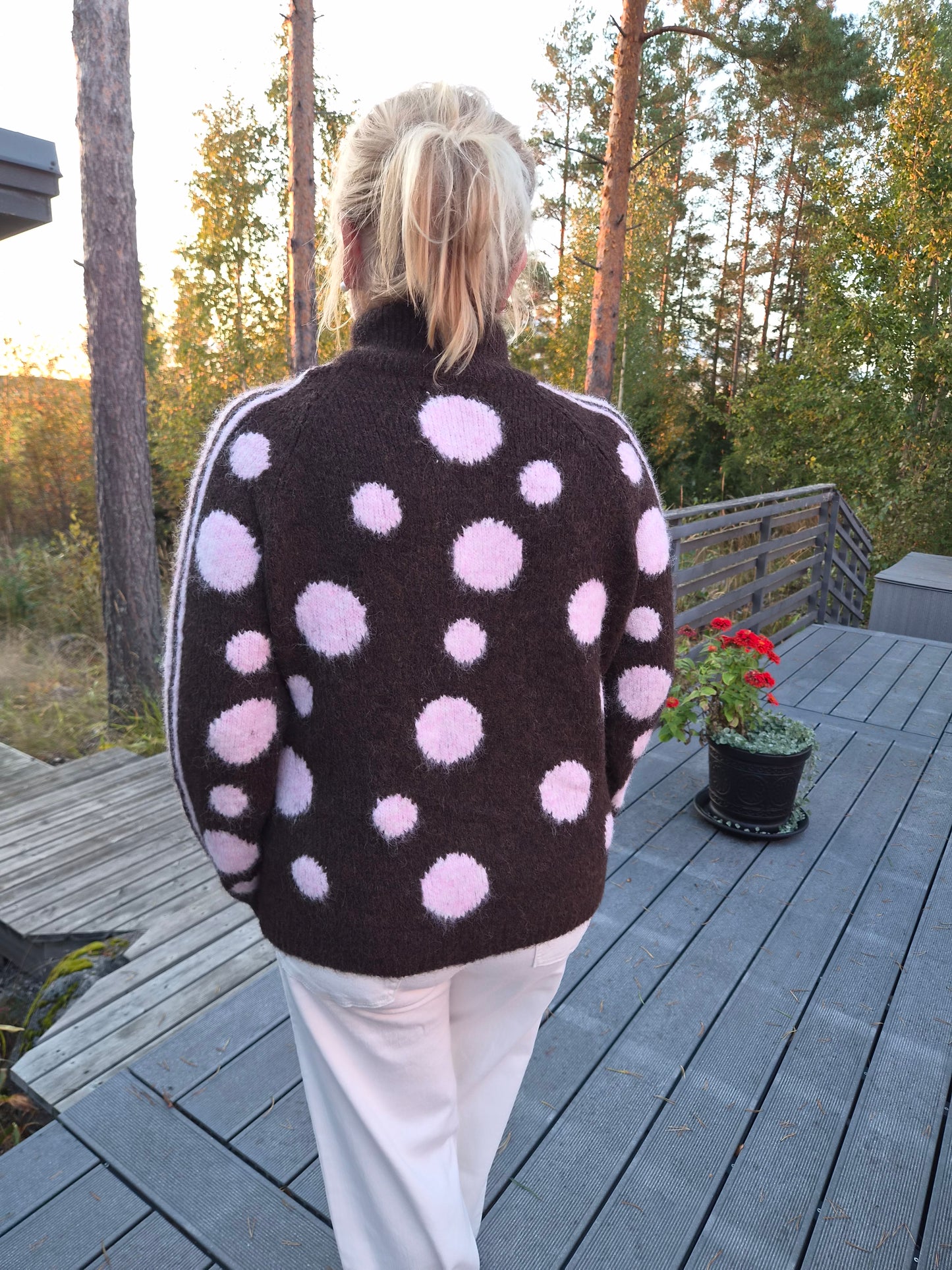Pallollinen neulejakku  (4 väriä)