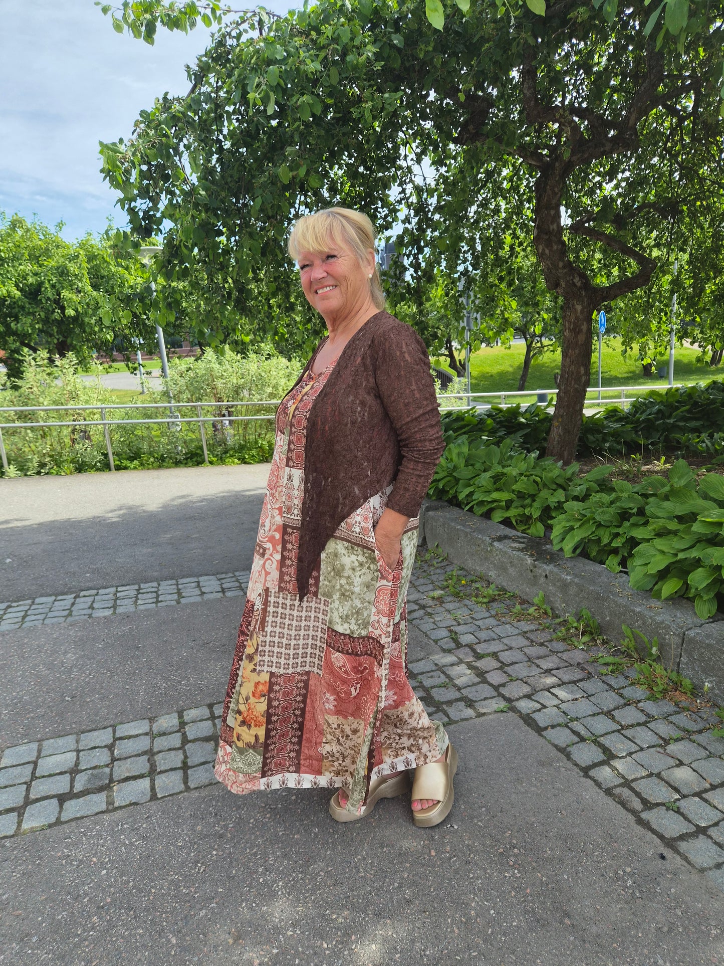 Hihaton kuosillinen mekko ruskea