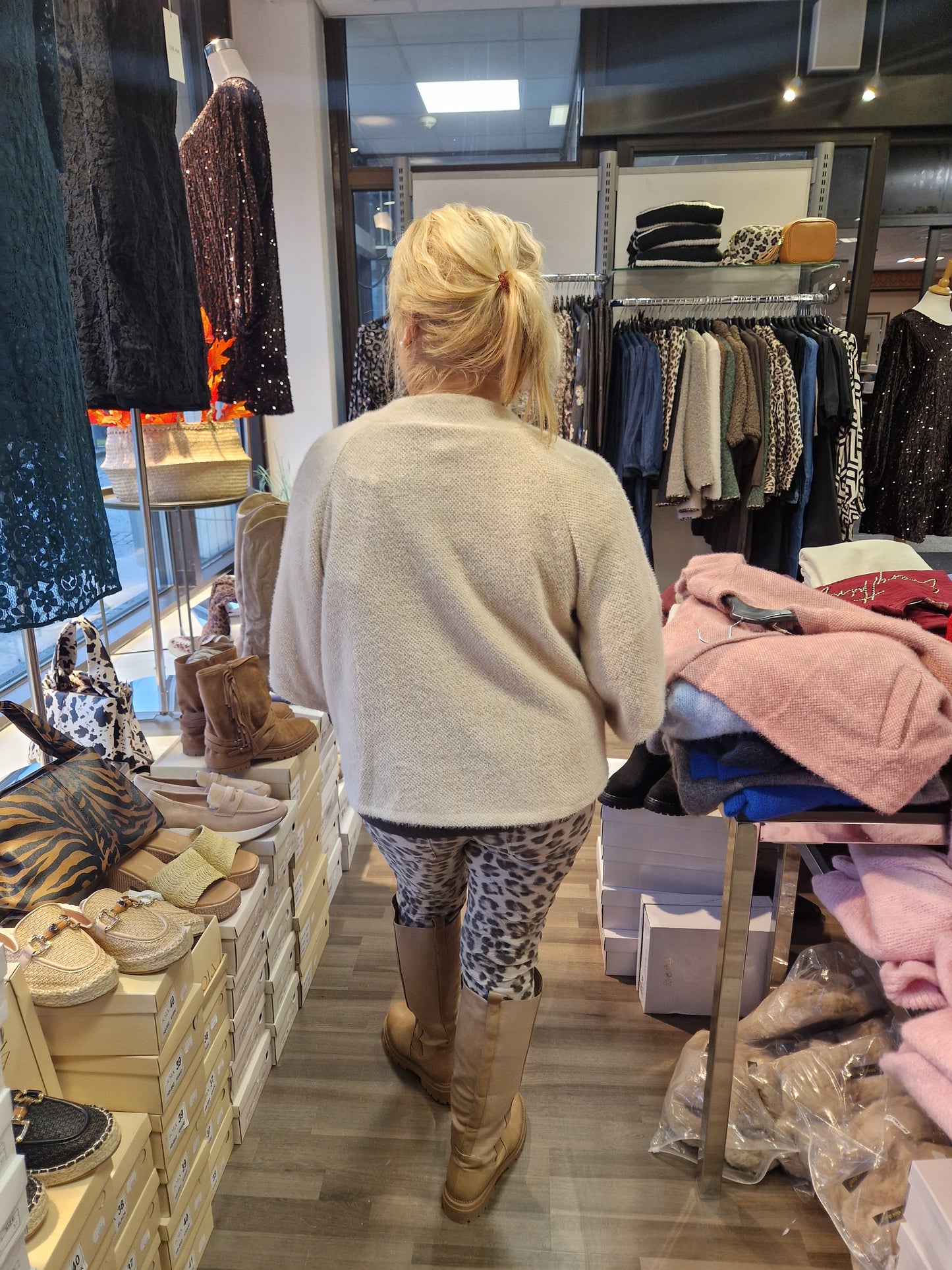 Viittatyylinen jakku vaalea beessi