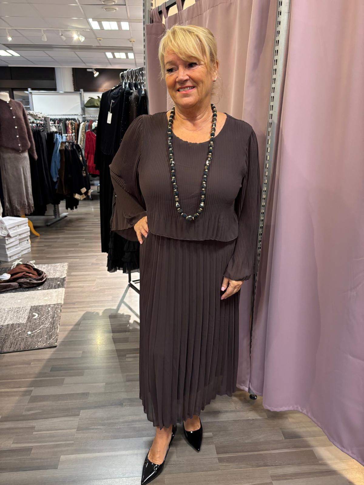 Midimittainen pliseemekko ruskea