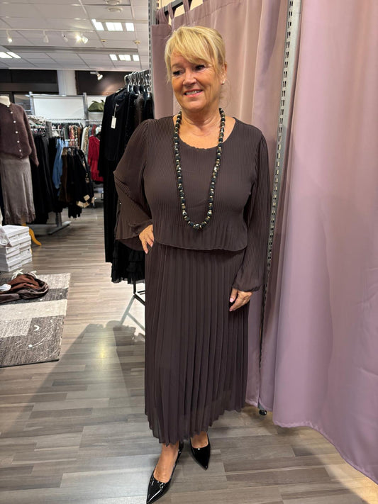 Midimittainen pliseemekko ruskea