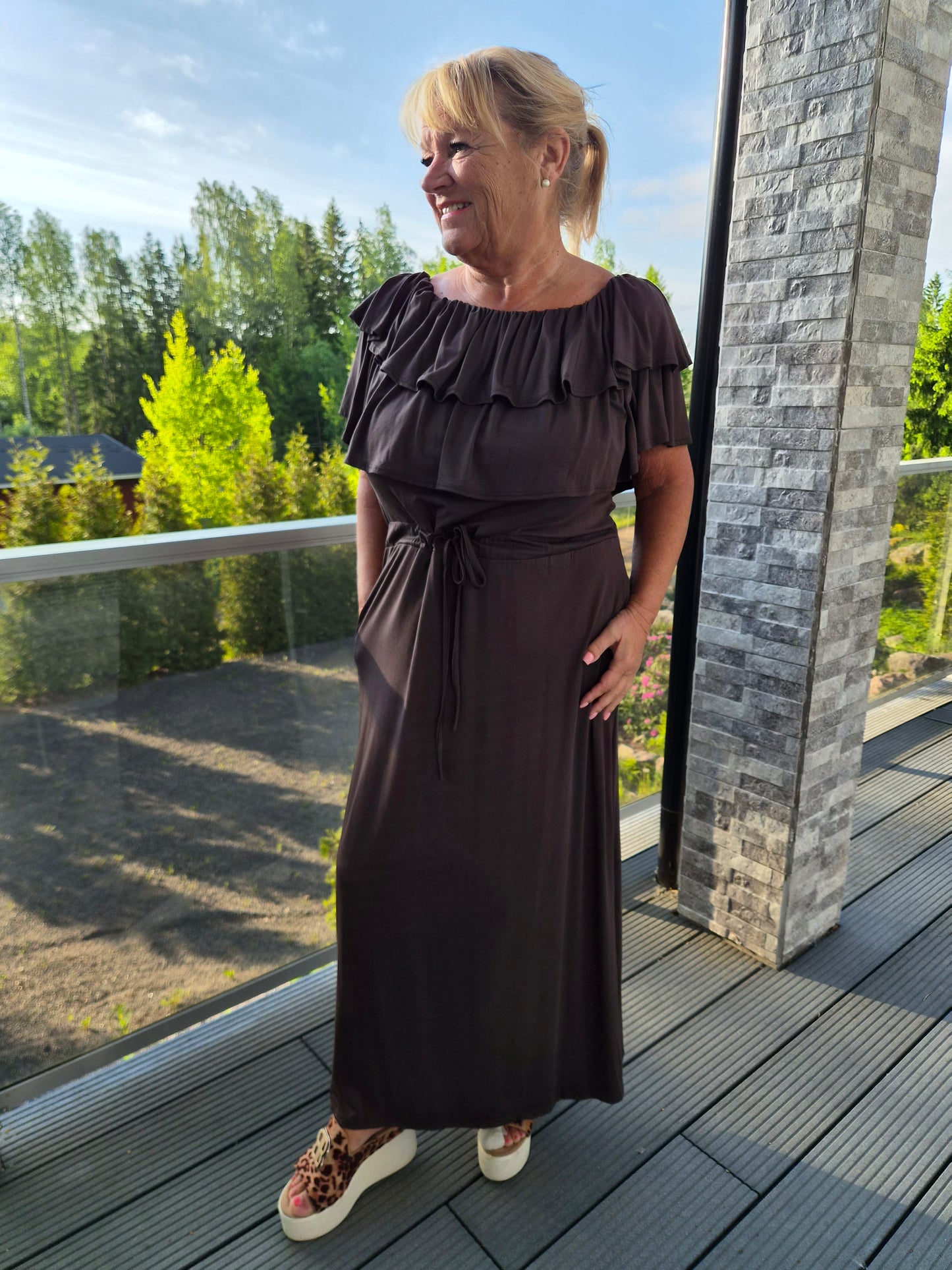 Röyhelökaulusmekko  ruskea
