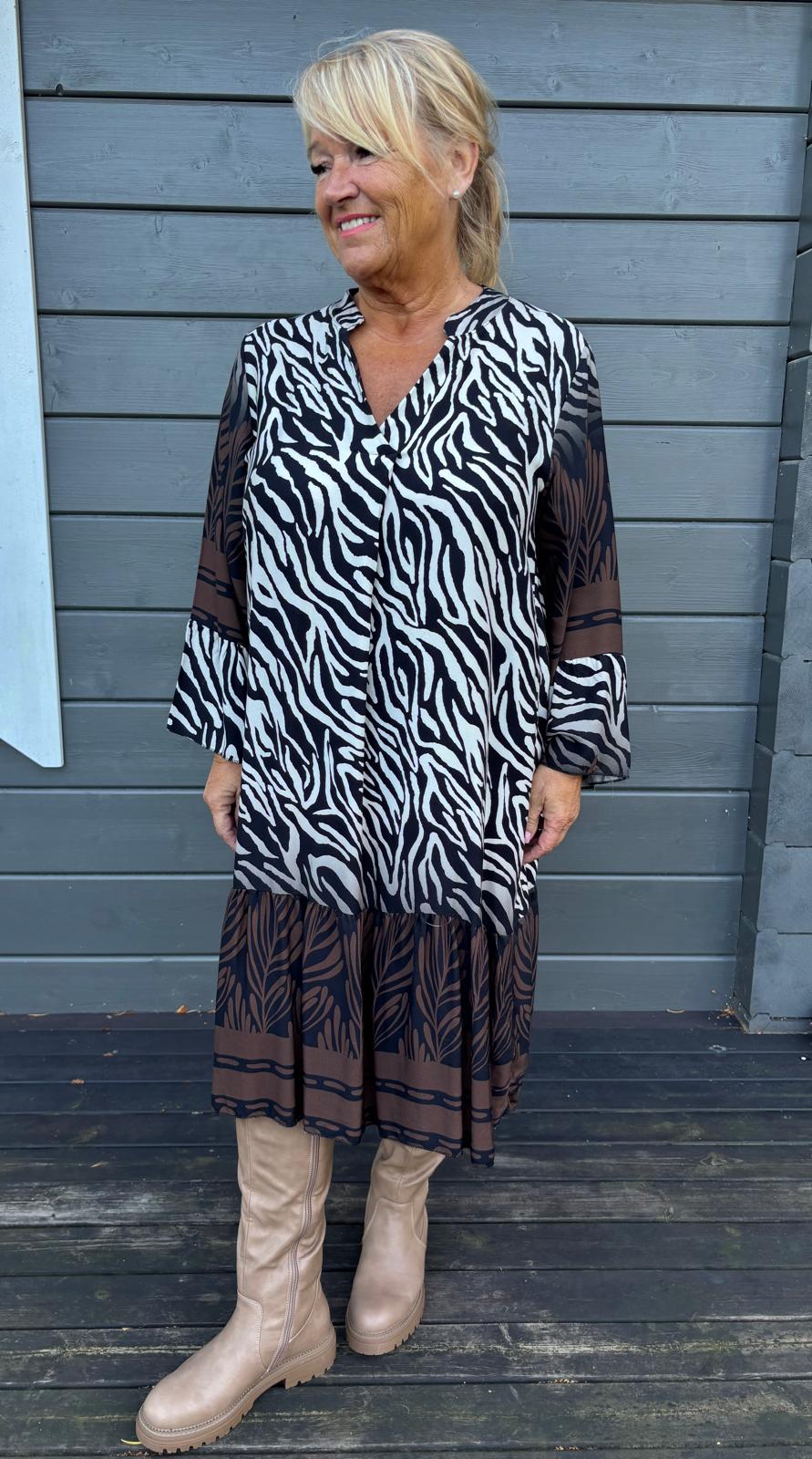 Plussize viskoosimekko seepra