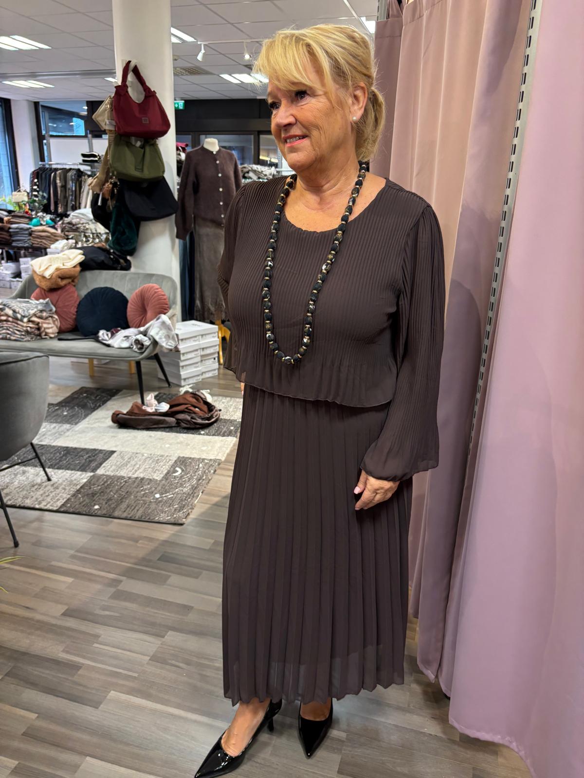 Midimittainen pliseemekko ruskea