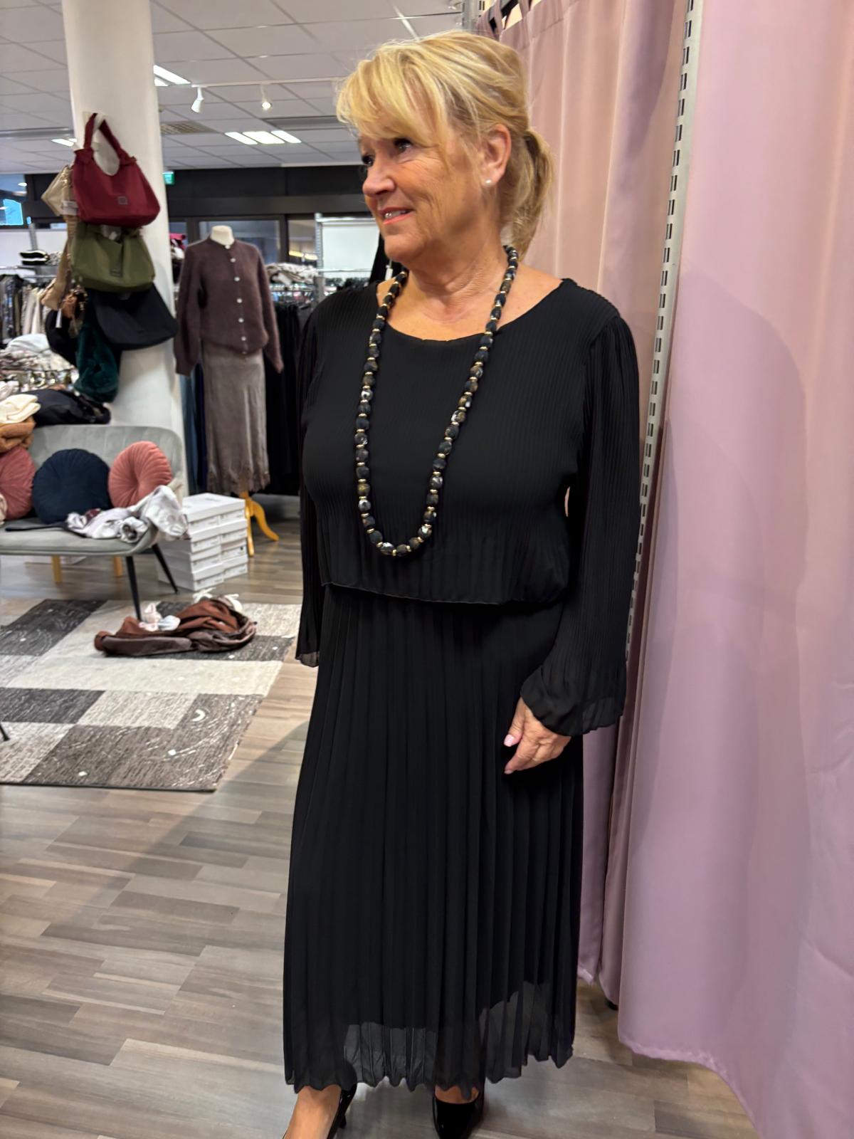 Midimittainen pliseemekko musta