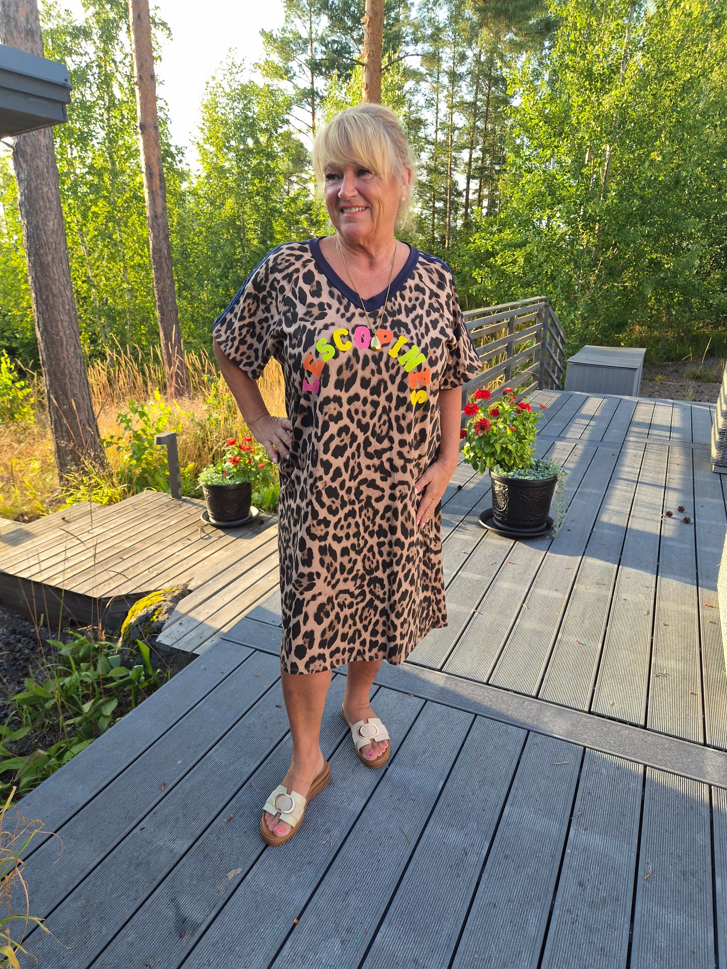 Pantteri mekko navyraita