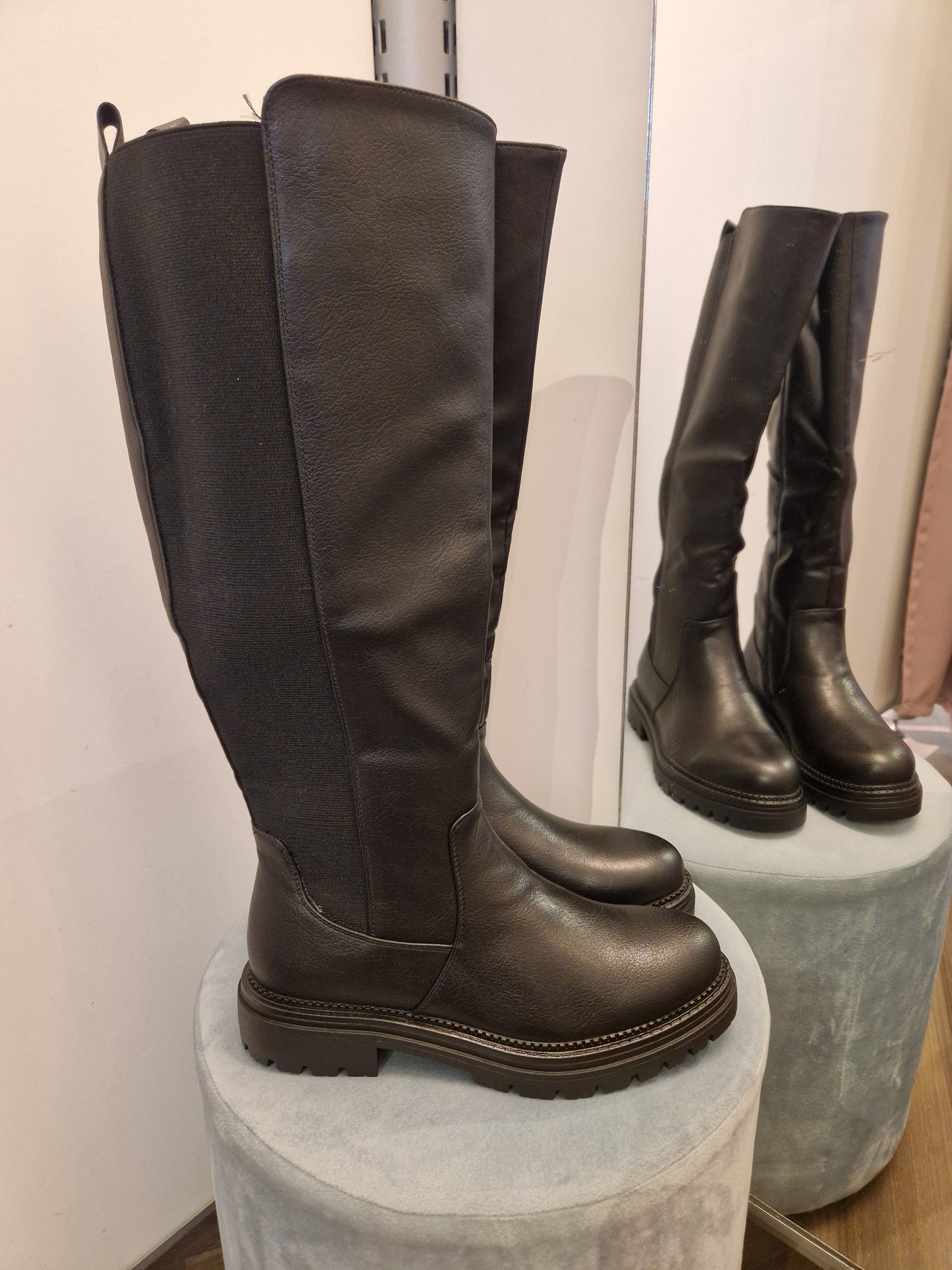 Pitkät saapikkaat  musta