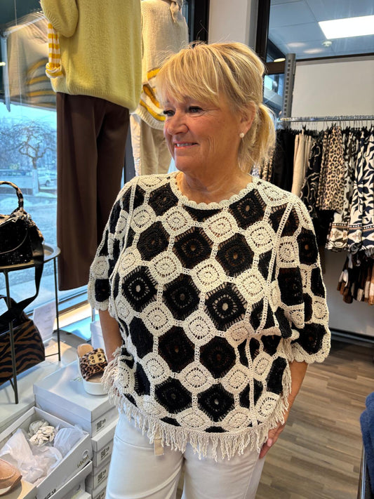 Virkattu neulepusero hapsuilla beessi/musta