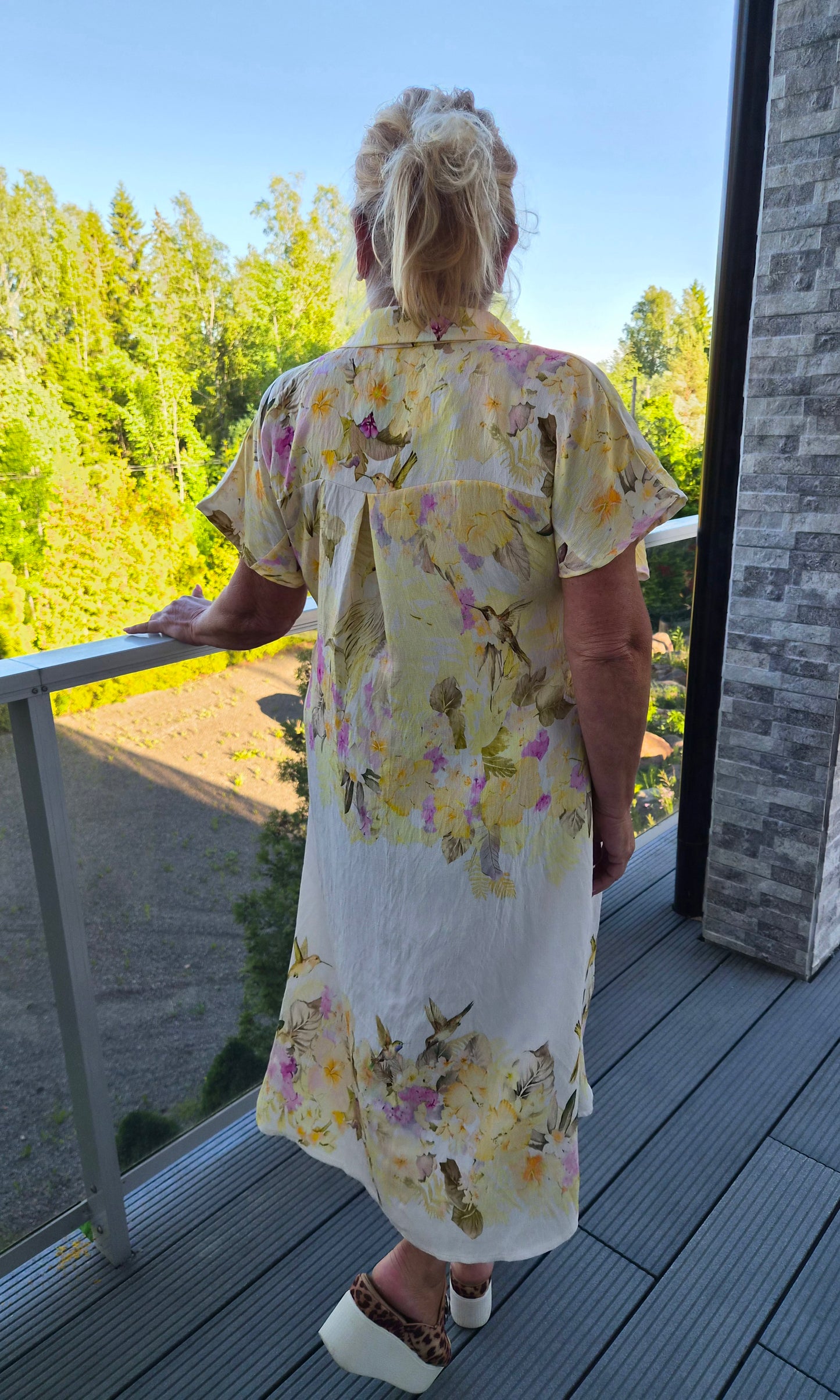 Kauluksellinen mekko keltainen