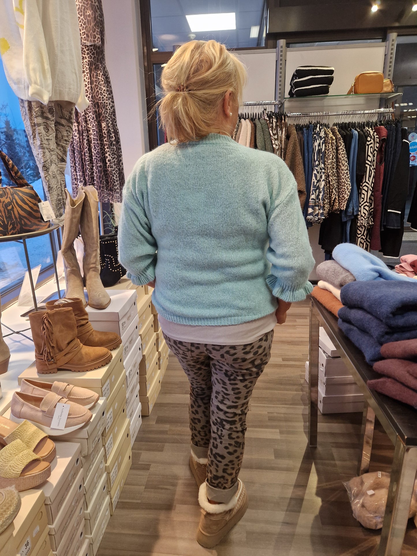 Siro frillahiha neulepusero veden vihreä