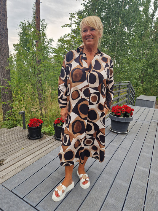 Graafinen kuvio mekko musta