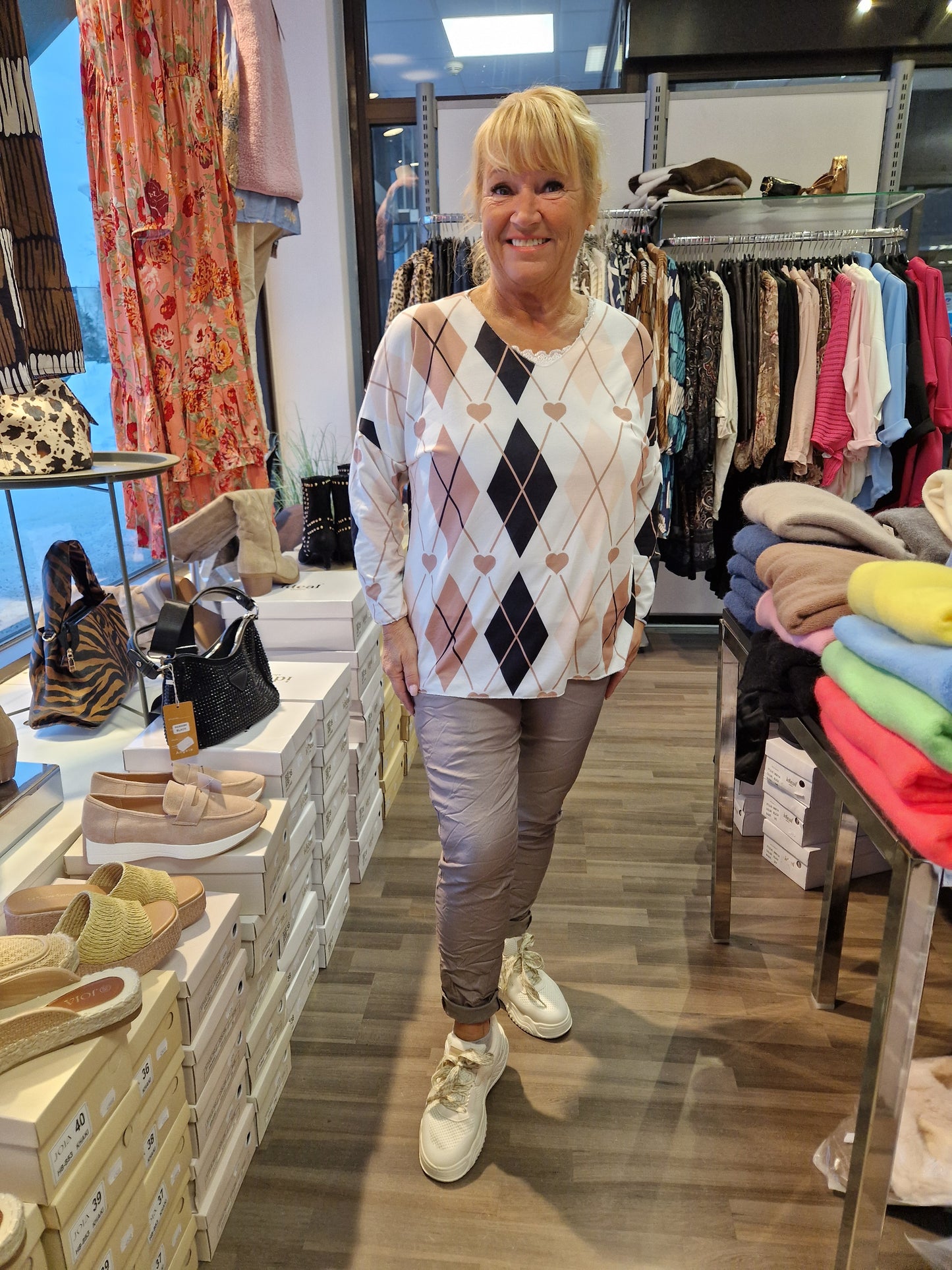 Keväinen ruutupusero musta