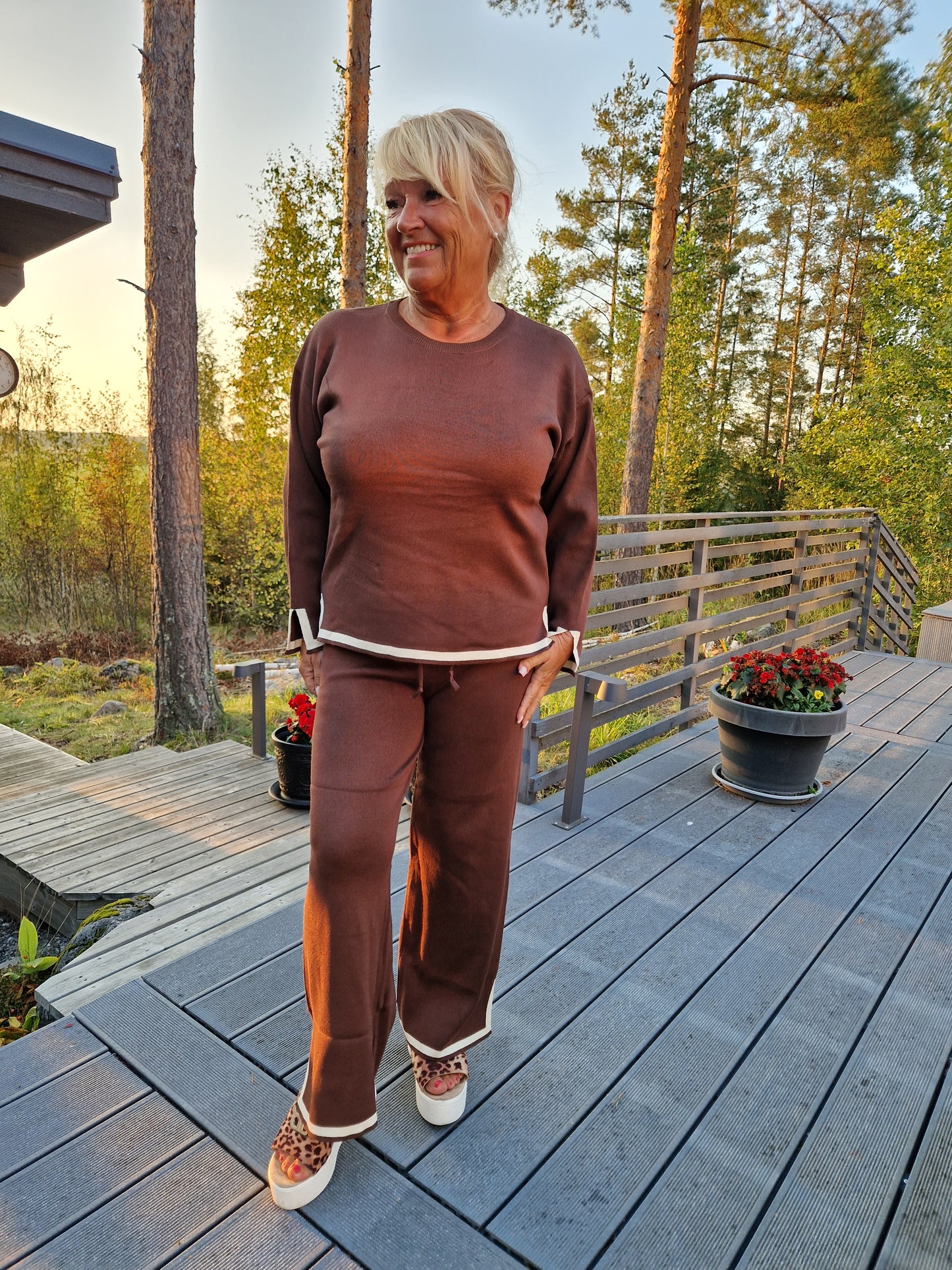 Neulepusero ja housut ruskea