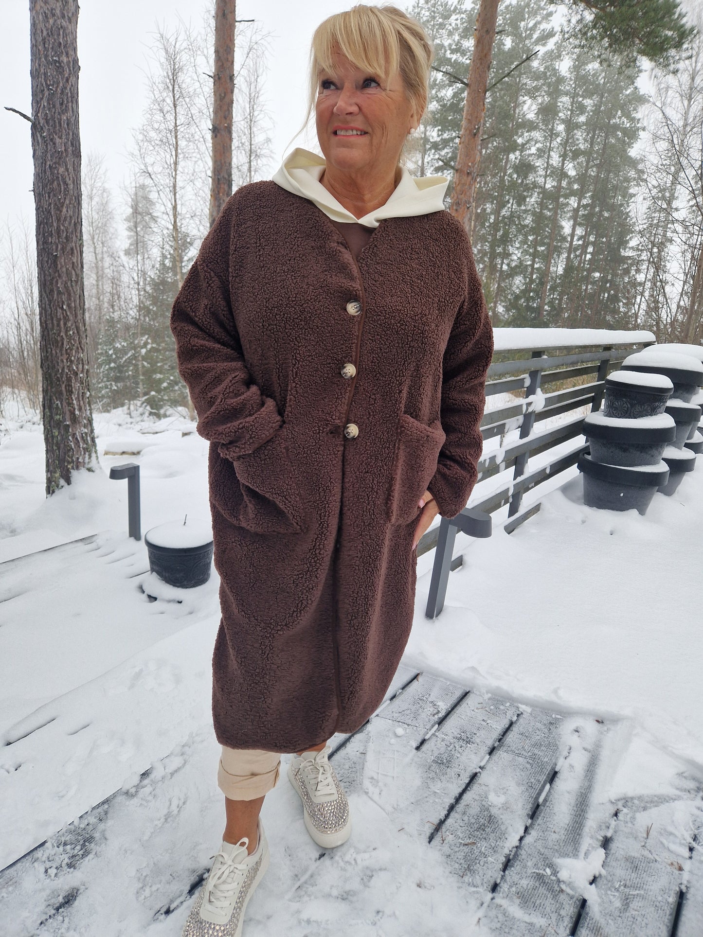 Kaulukseton teddy takki ruskea