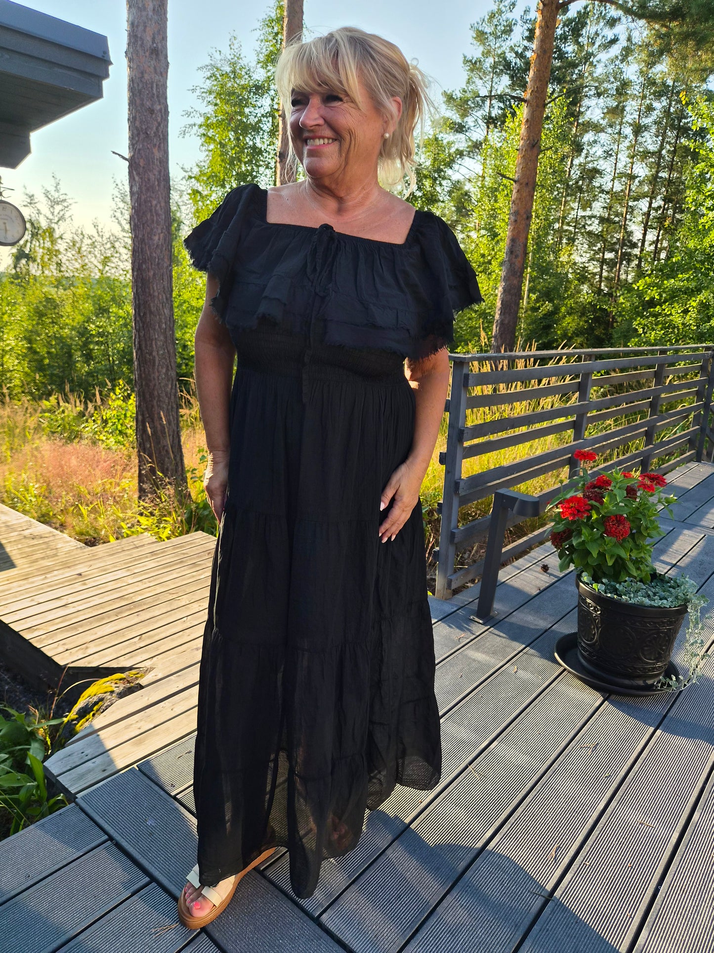 Puuvillamekko röyhelökaulus  musta