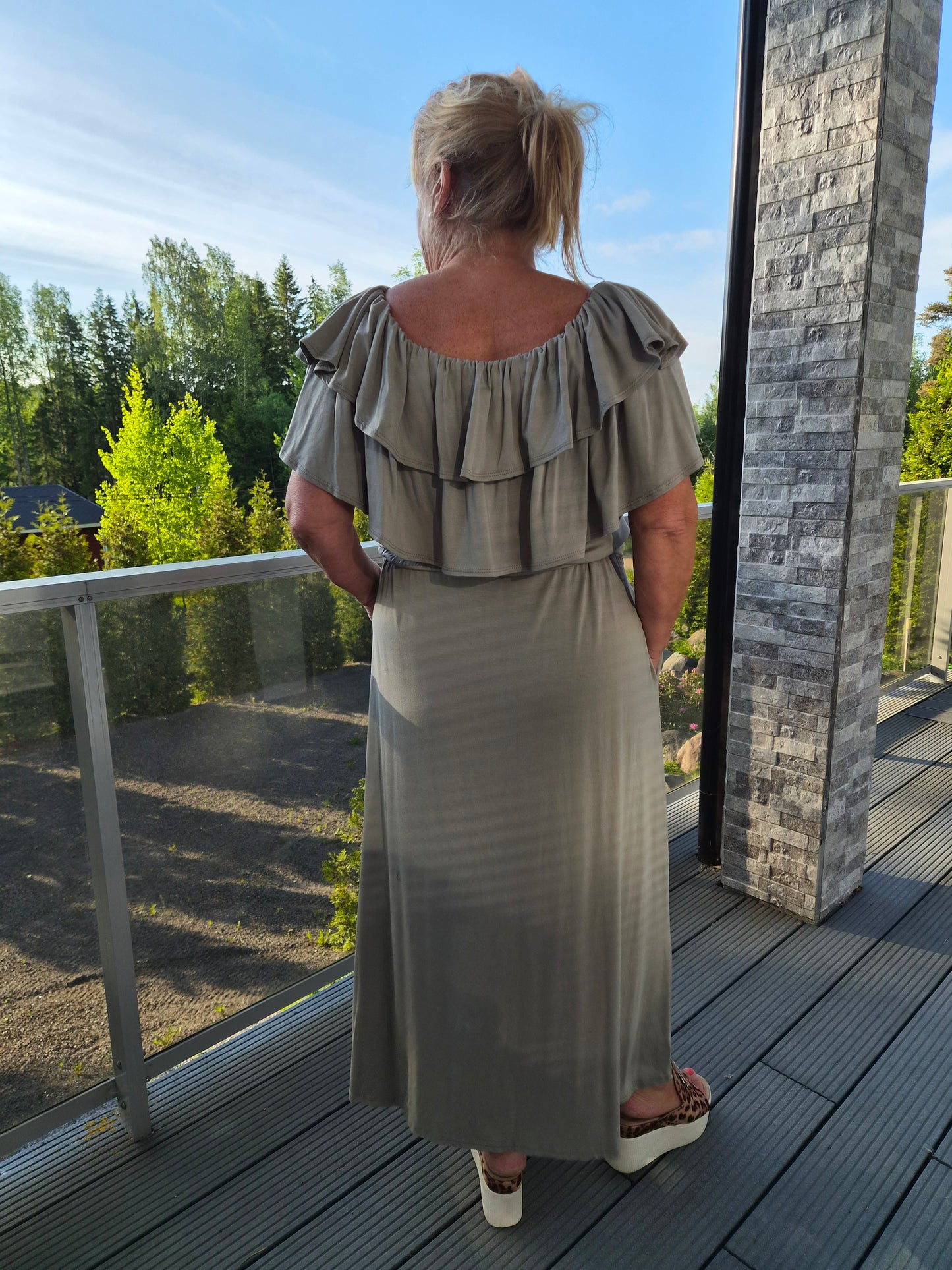 Röyhelökaulusmekko  harmaa/beige