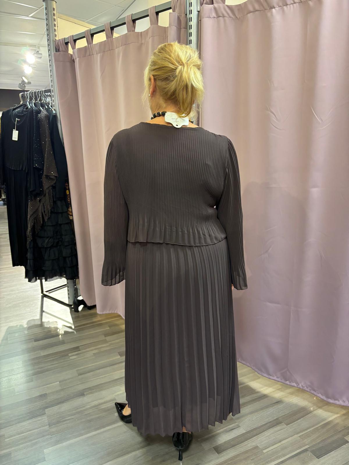 Midimittainen pliseemekko ruskea