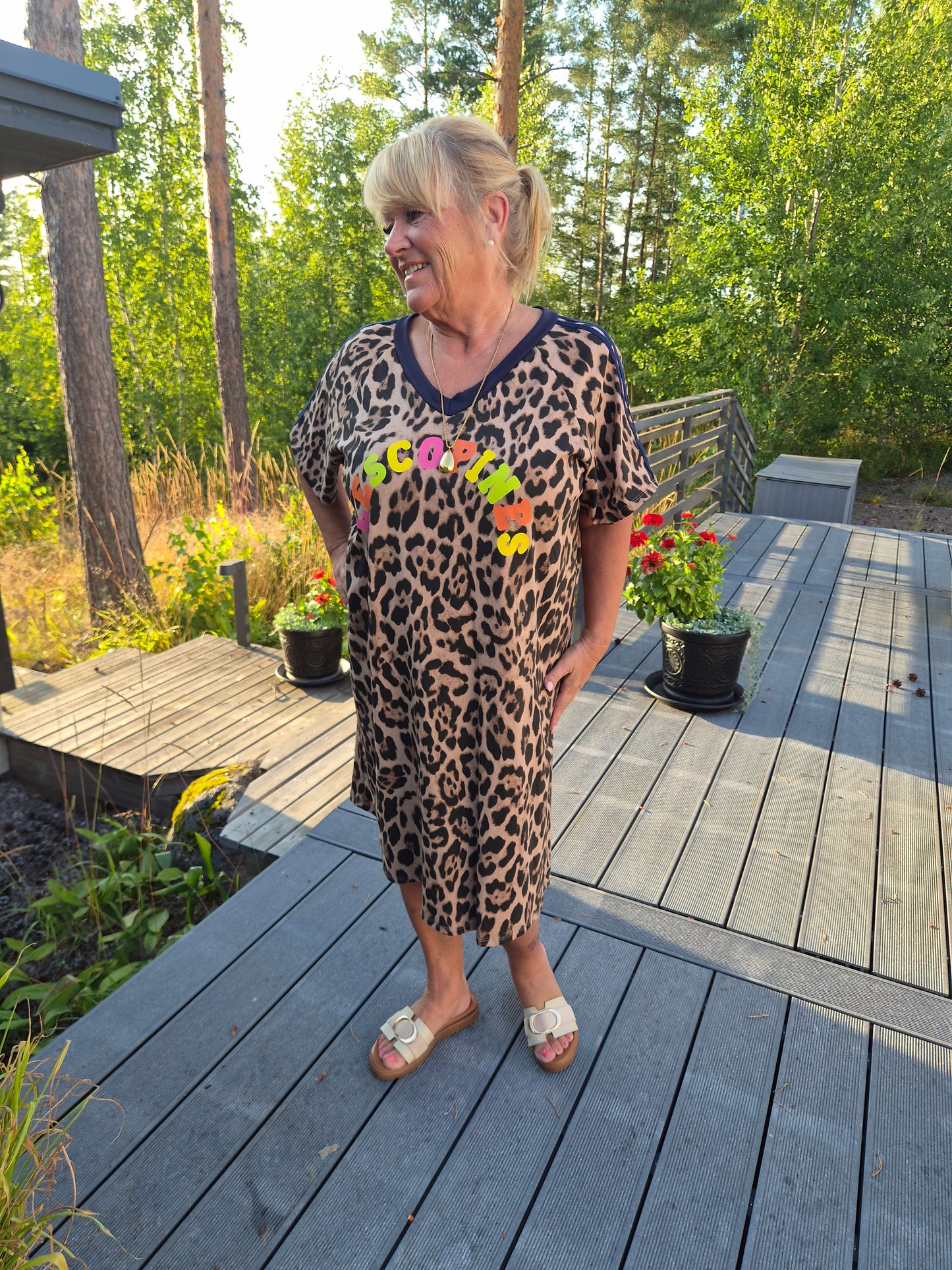 Pantteri mekko navyraita