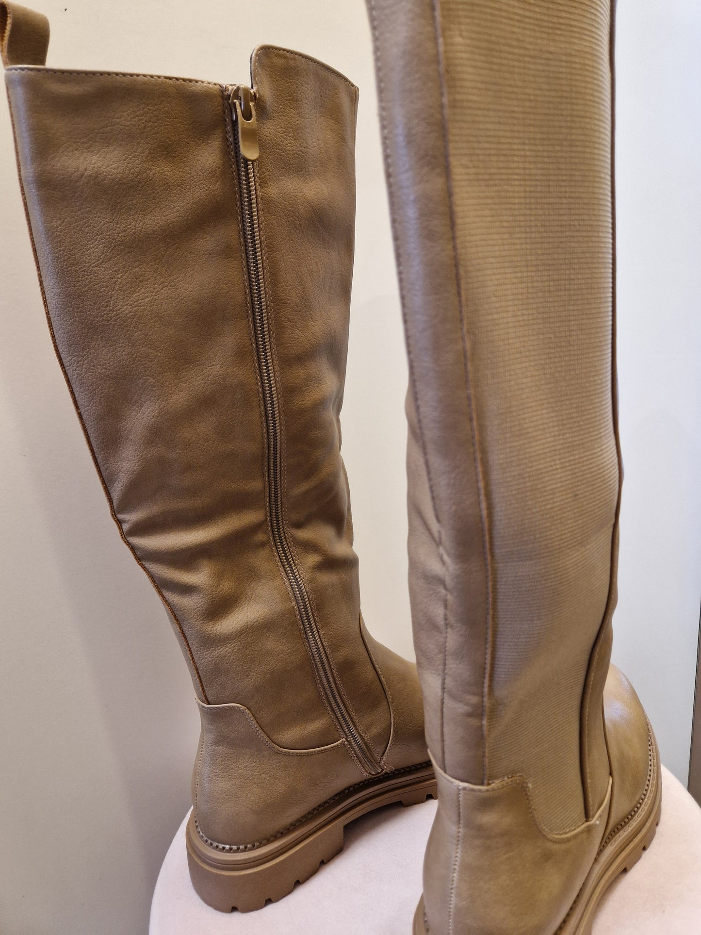 Pitkät saapikkaat  beige