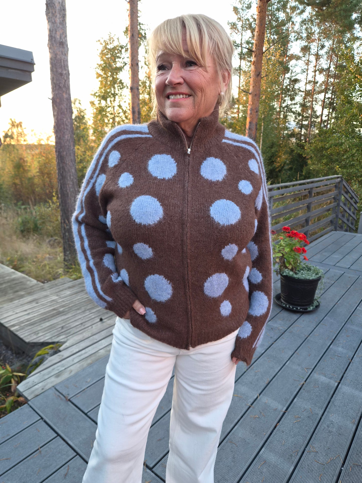 Pallollinen neulejakku  (4 väriä)