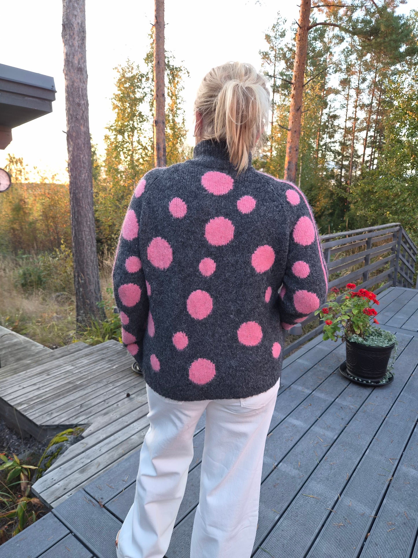 Pallollinen neulejakku  (4 väriä)