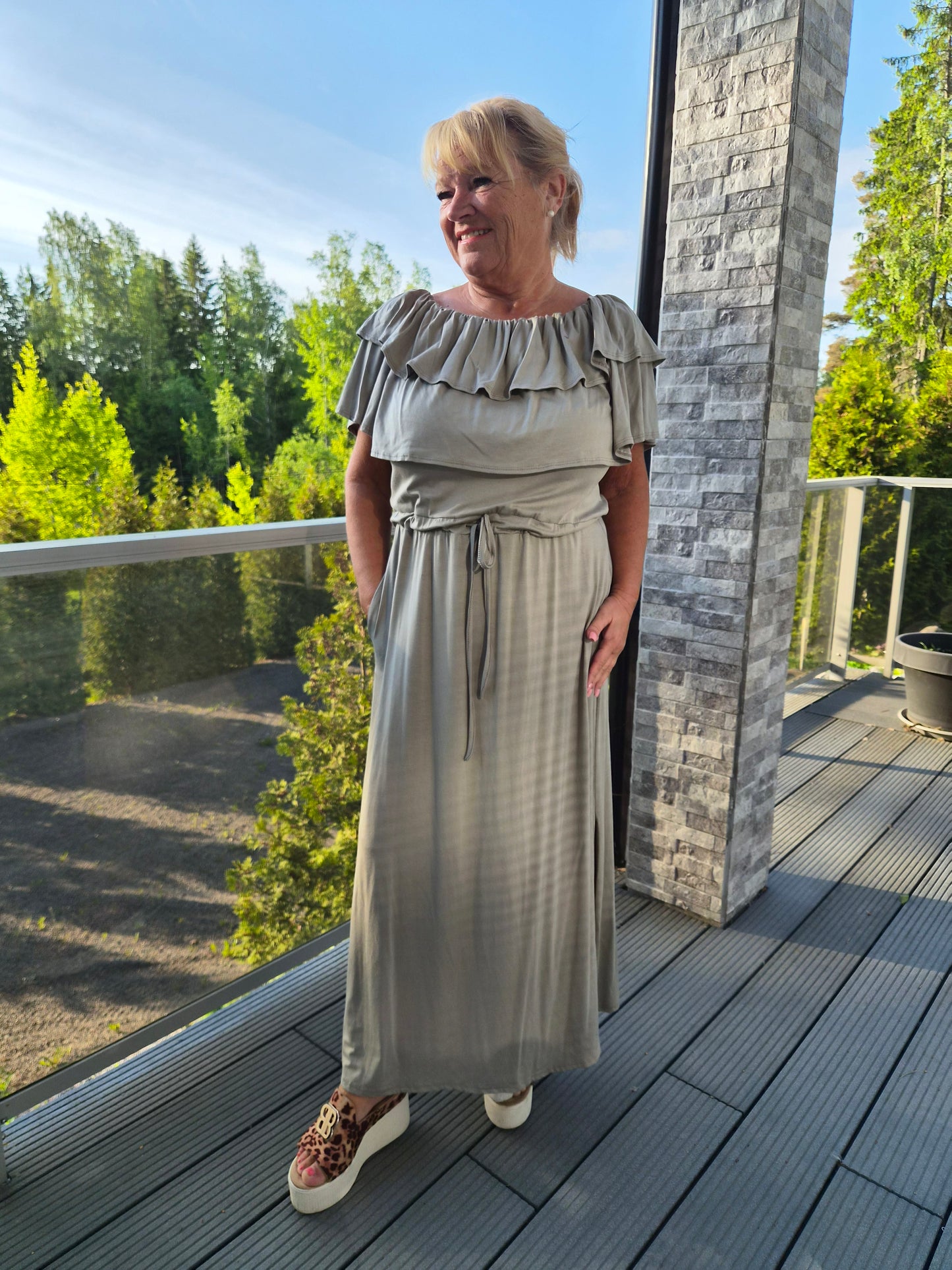 Röyhelökaulusmekko  harmaa/beige