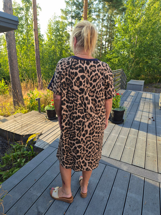 Pantteri mekko navyraita