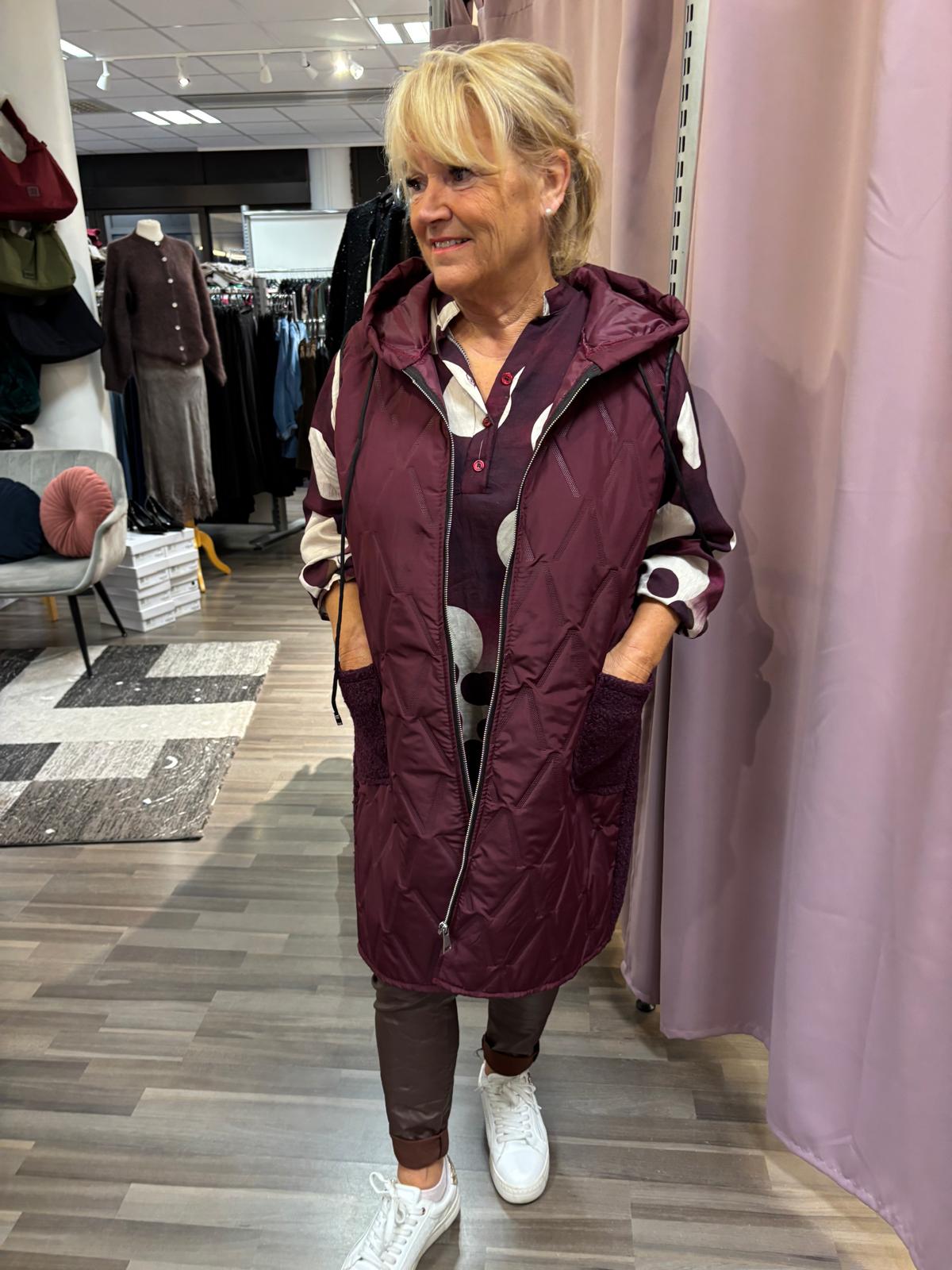 Kevyt tikkiliivi  viini