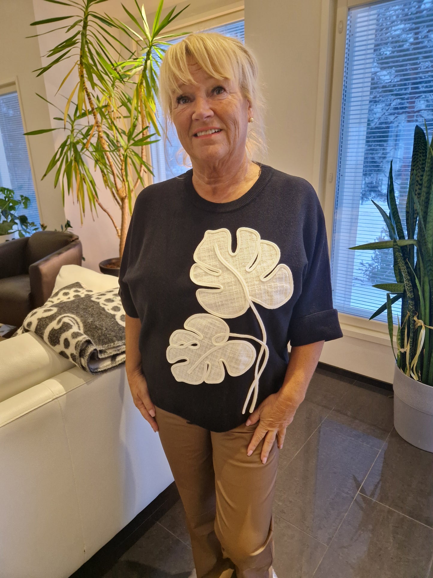 Viskoosineule  musta