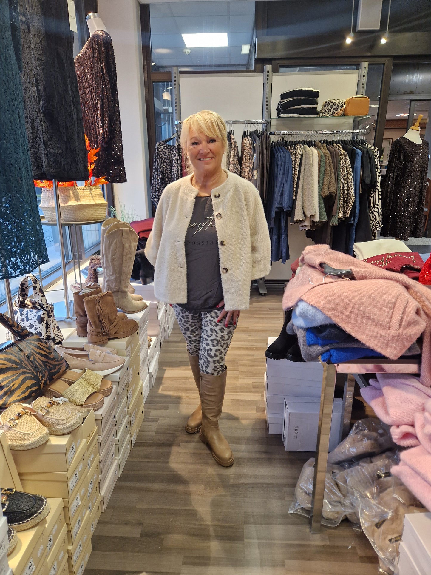 Viittatyylinen jakku vaalea beessi