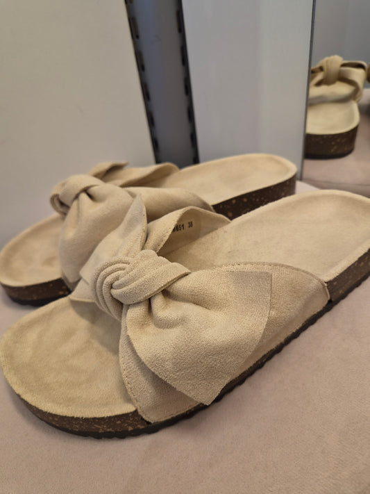 Rusettisandaali beige