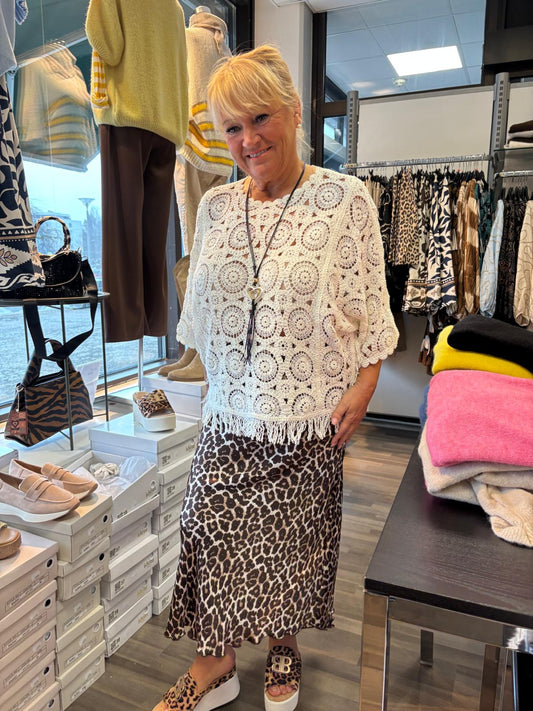 Virkattu neulepusero hapsuilla valkoinen