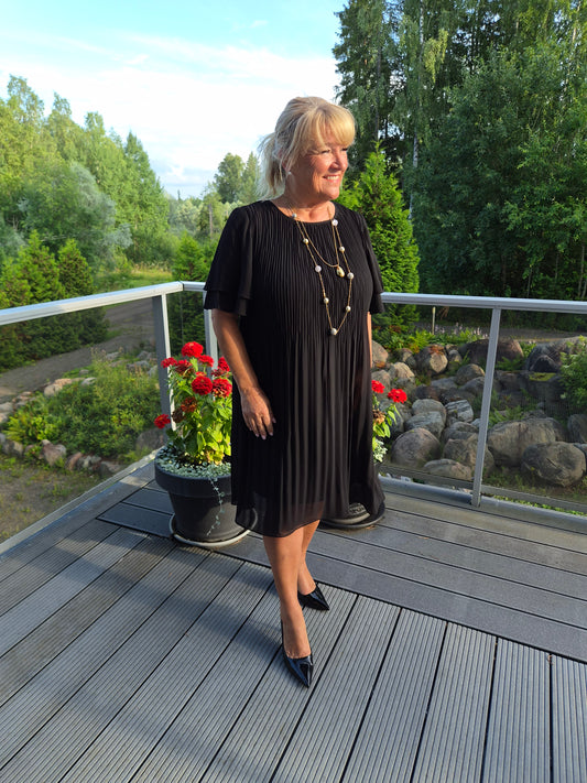 Pliseerattu mekko perhoshihoilla Candra Black