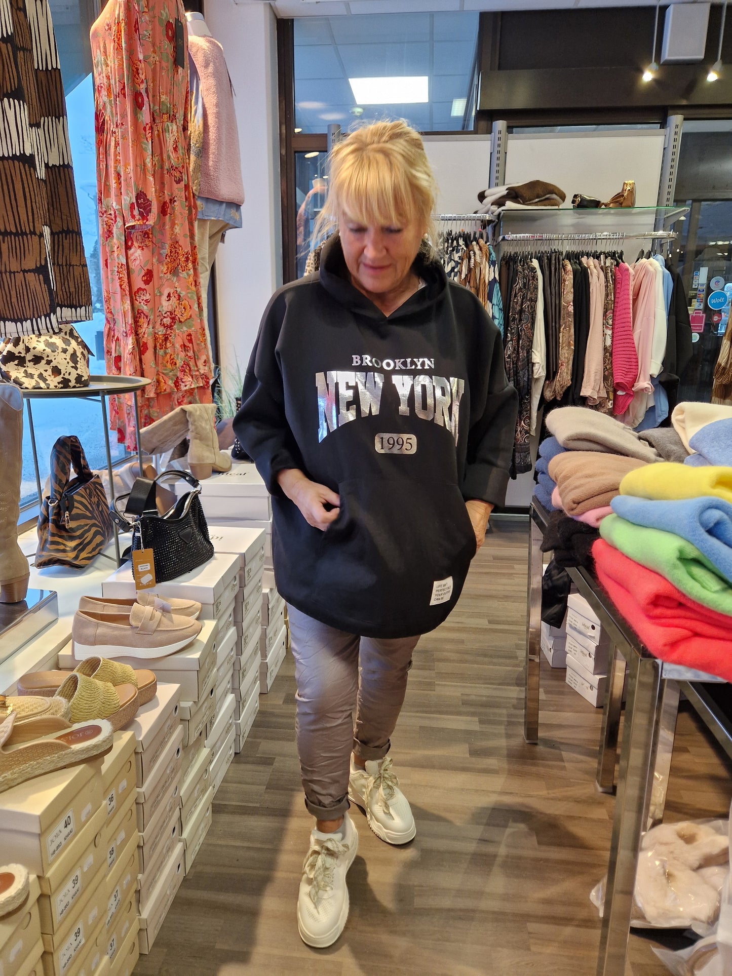 NewYork huppari  plussize  musta