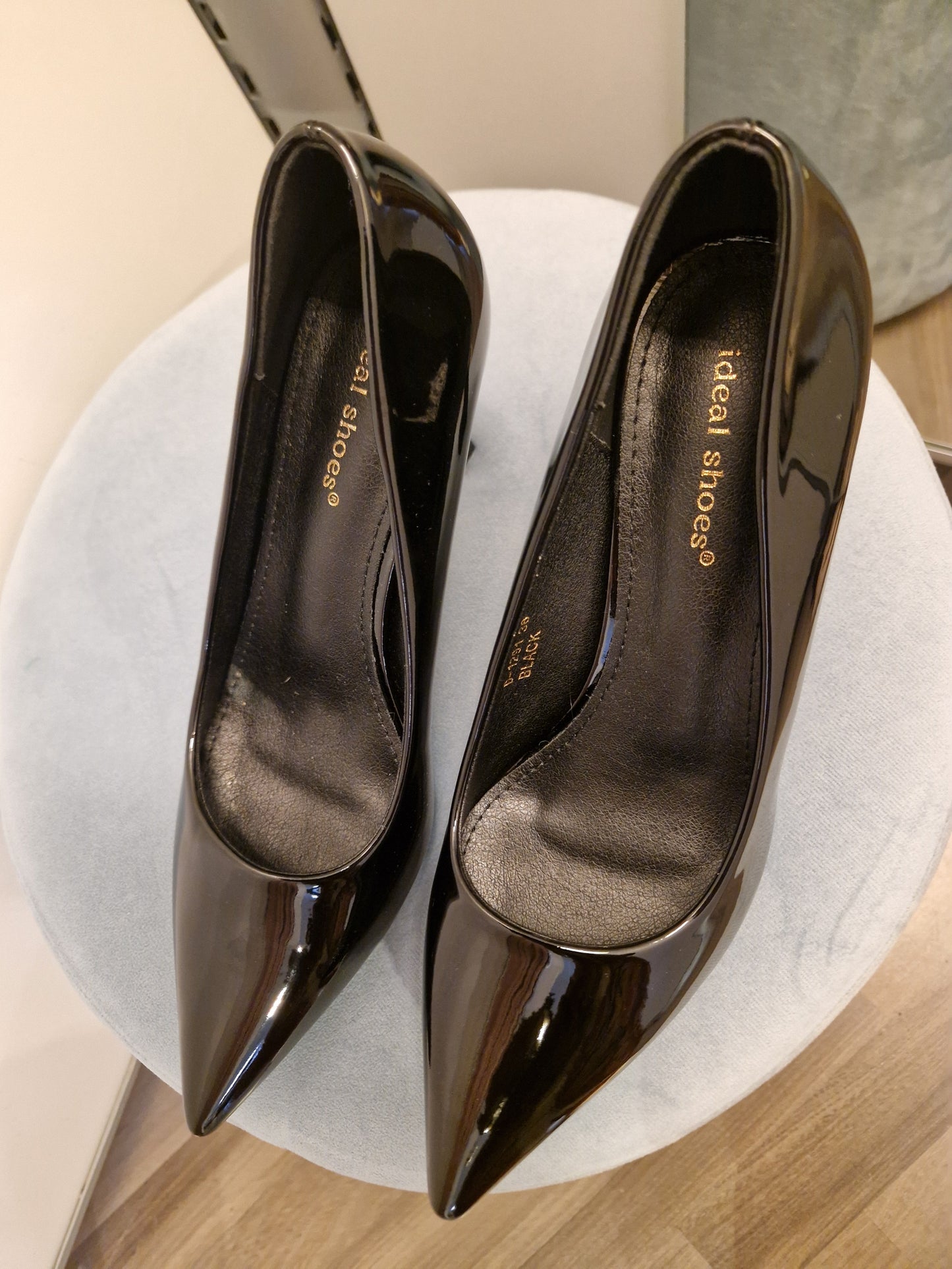 Juhla korkkarit  musta kiiltävä