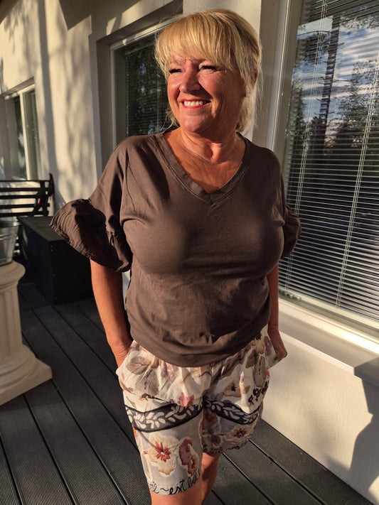 T-paita frillahihalla ruskea
