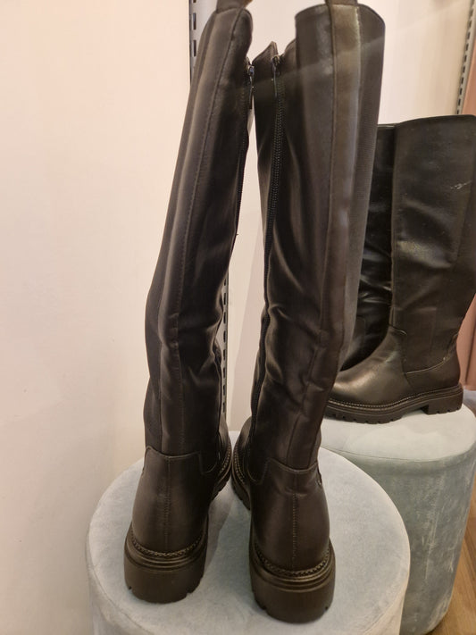 Pitkät saapikkaat  musta