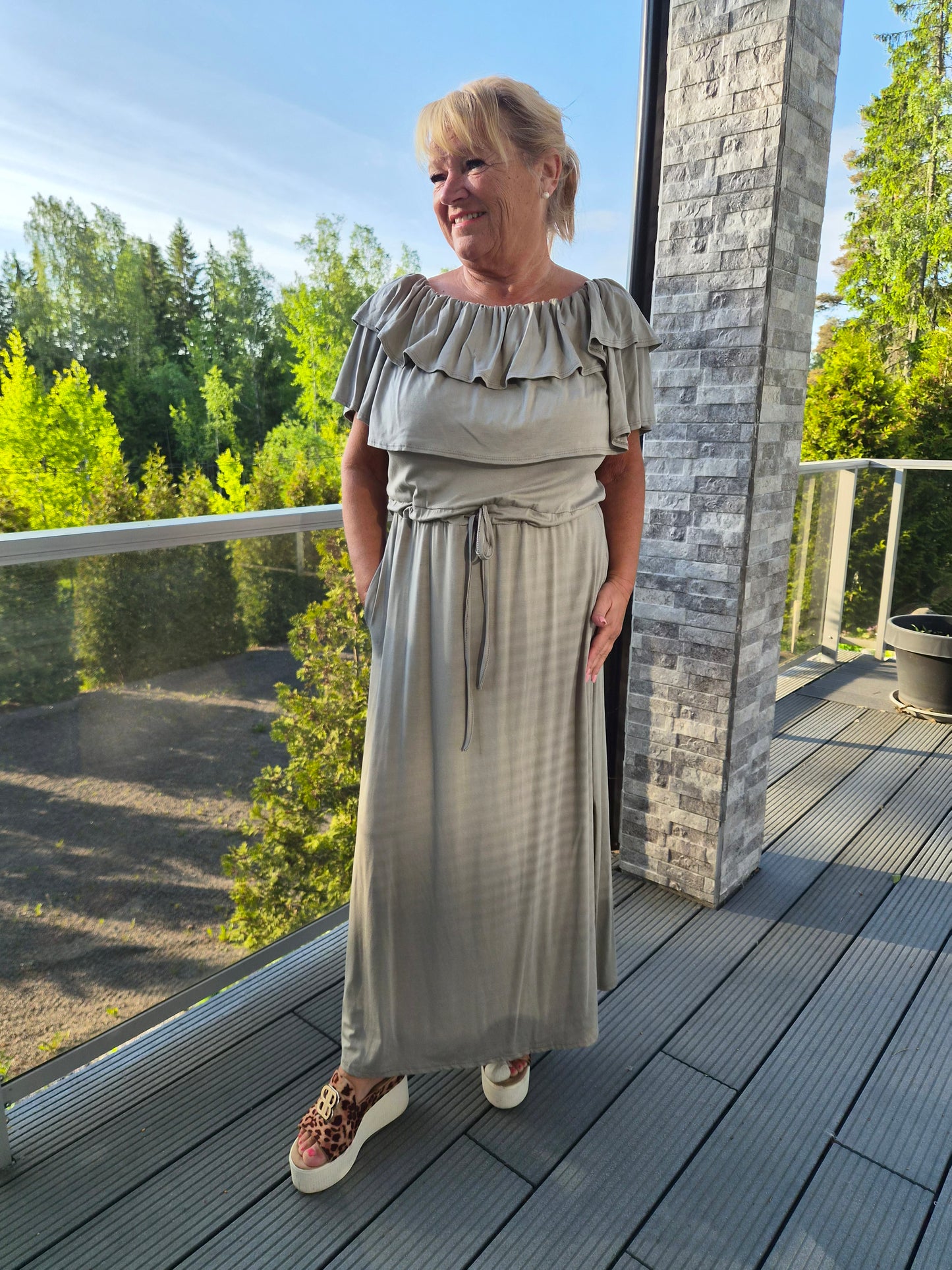 Röyhelökaulusmekko  harmaa/beige