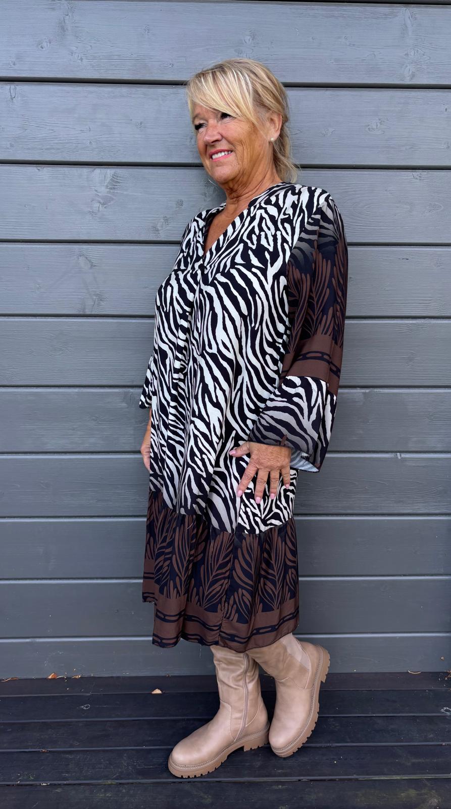 Plussize viskoosimekko seepra